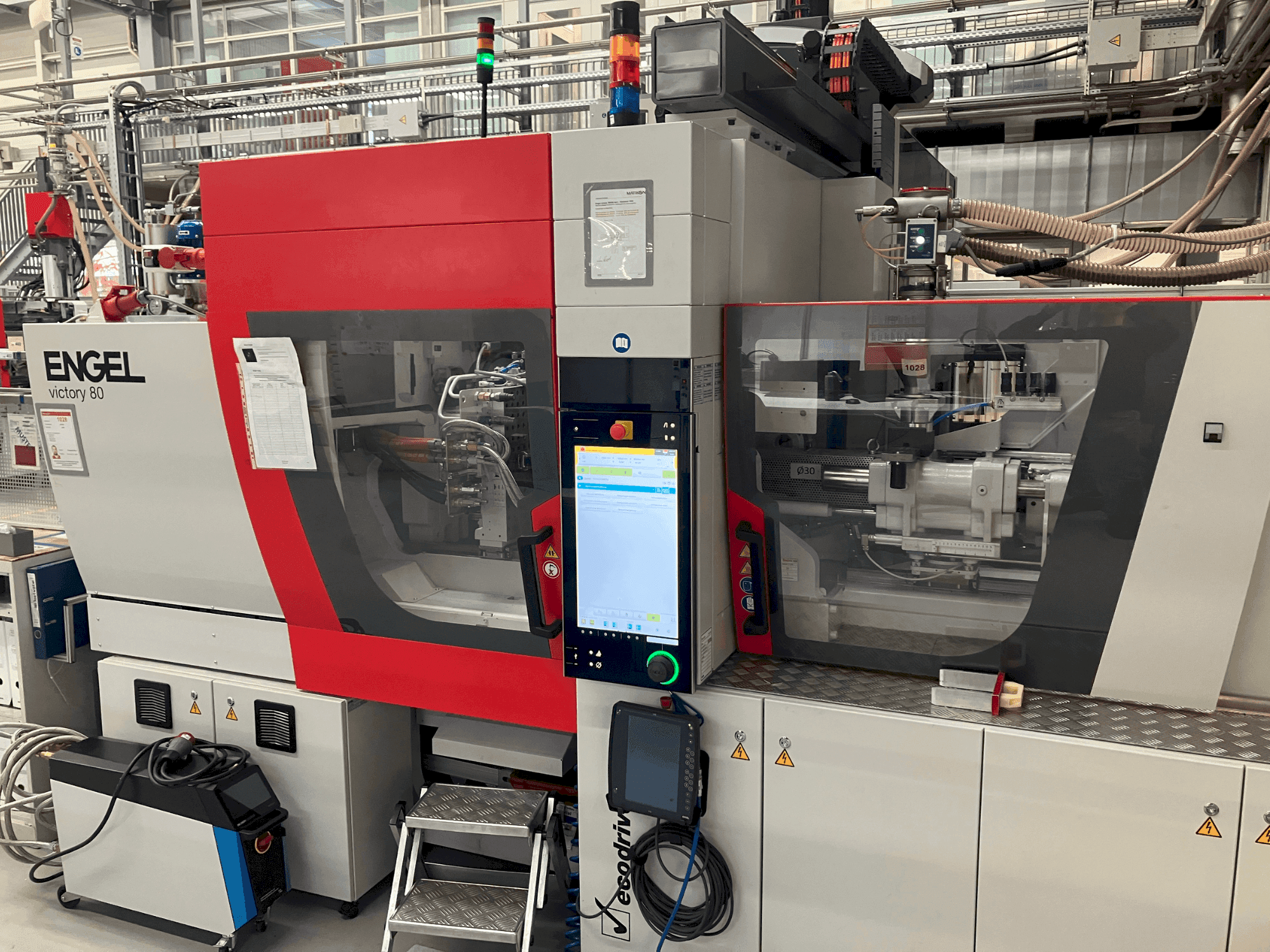 Widok z przodu maszyny Engel victory 200/80 tech