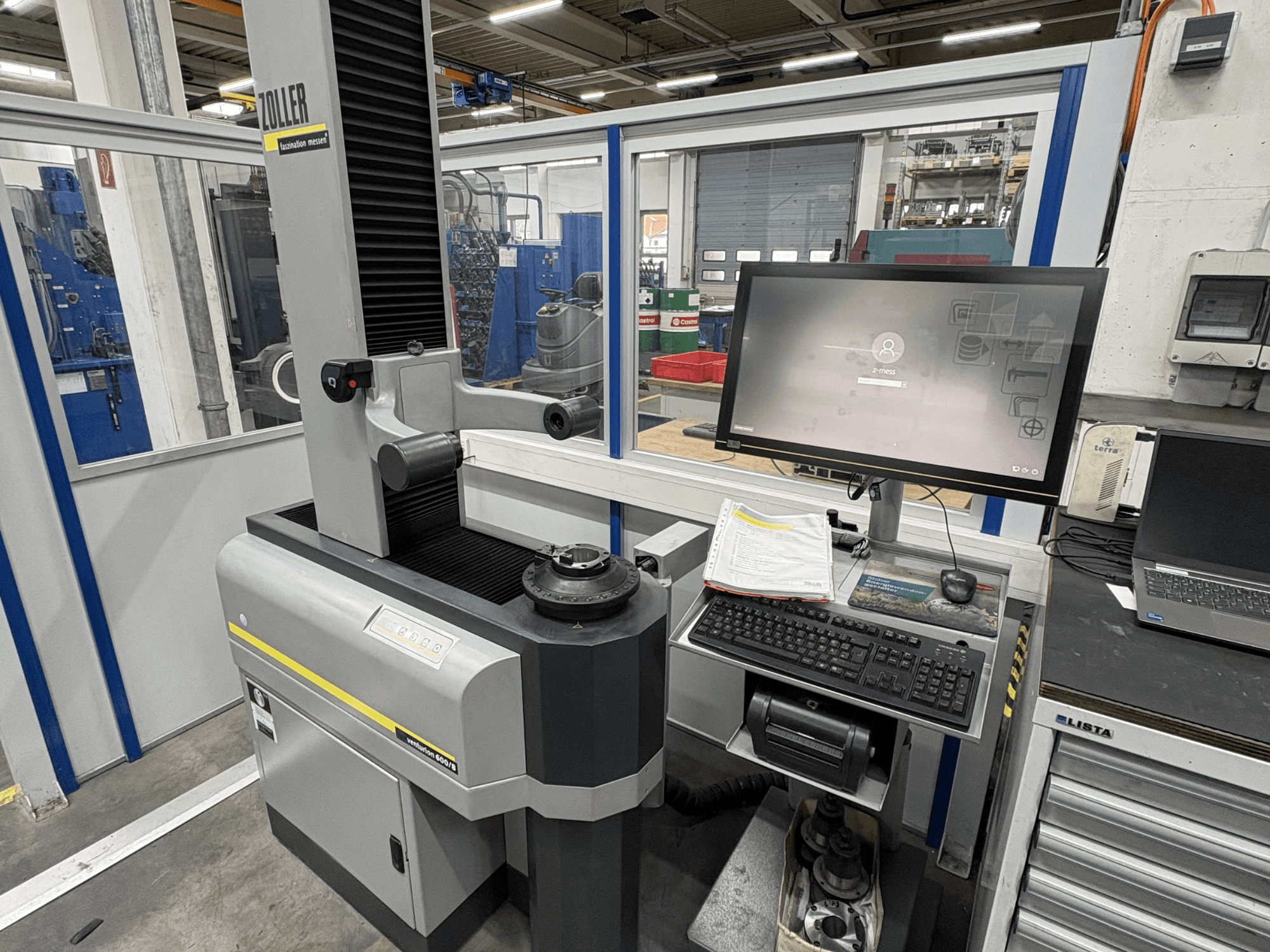 Optyczna maszyna pomiarowa Zoller Venturion 600/8 w warsztacie, z monitorem, klawiaturą i platformą pomiarową w widoku z boku.