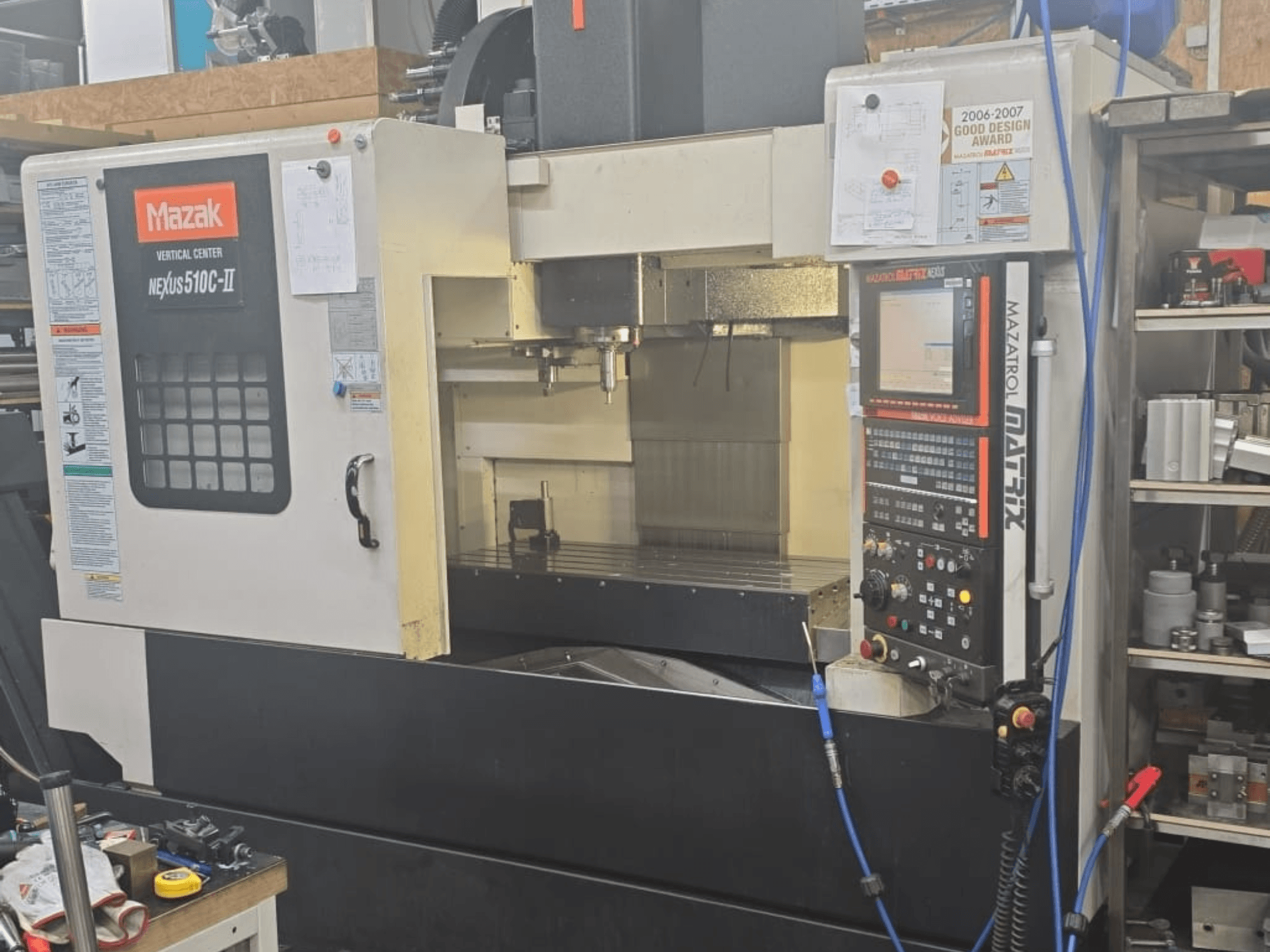 Mazak VERTICAL CENTER NEXUS 510C-II, widok z przodu pokazujący panel sterowania, obszar obróbki i funkcje operacyjne.