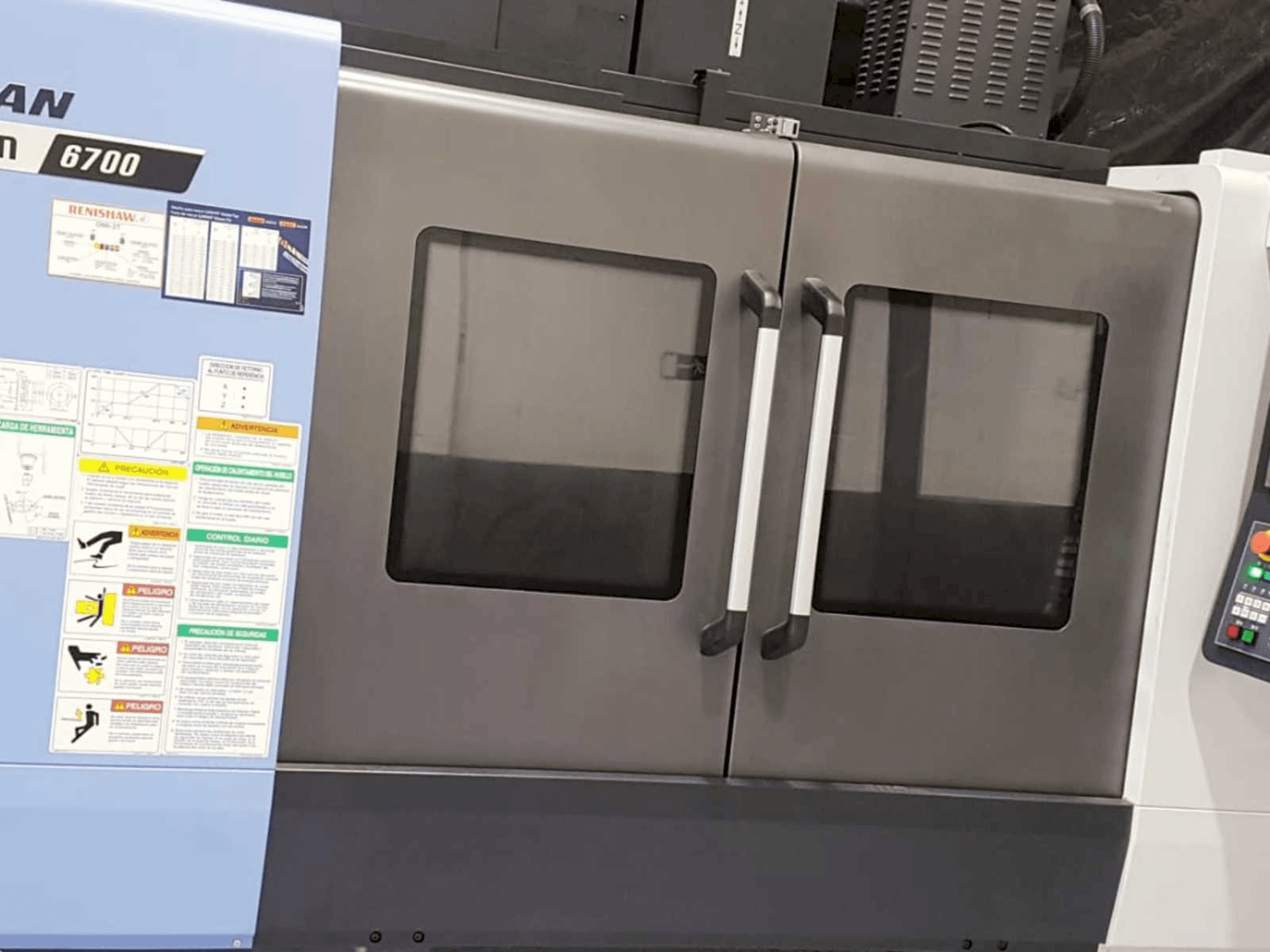 Widok z przodu maszyny Doosan DNM 6700