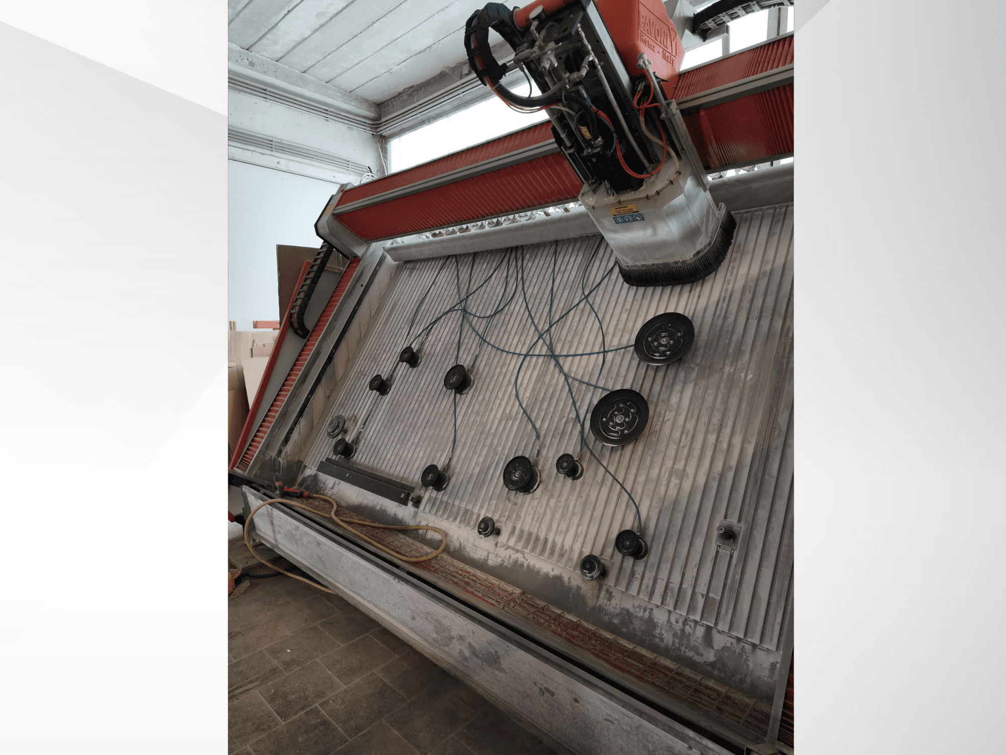 Pionowe centrum obróbcze PAVONI V2400 typu „Open Top”, widok pod kątem ukazujący obszar roboczy i elementy mechaniczne.