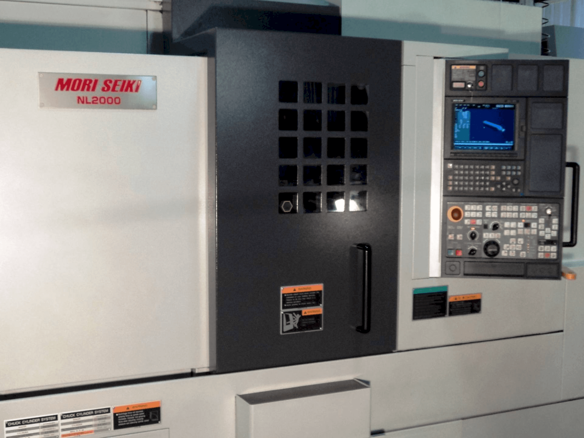 Widok z przodu maszyny MORI SEIKI NL 2000 SY