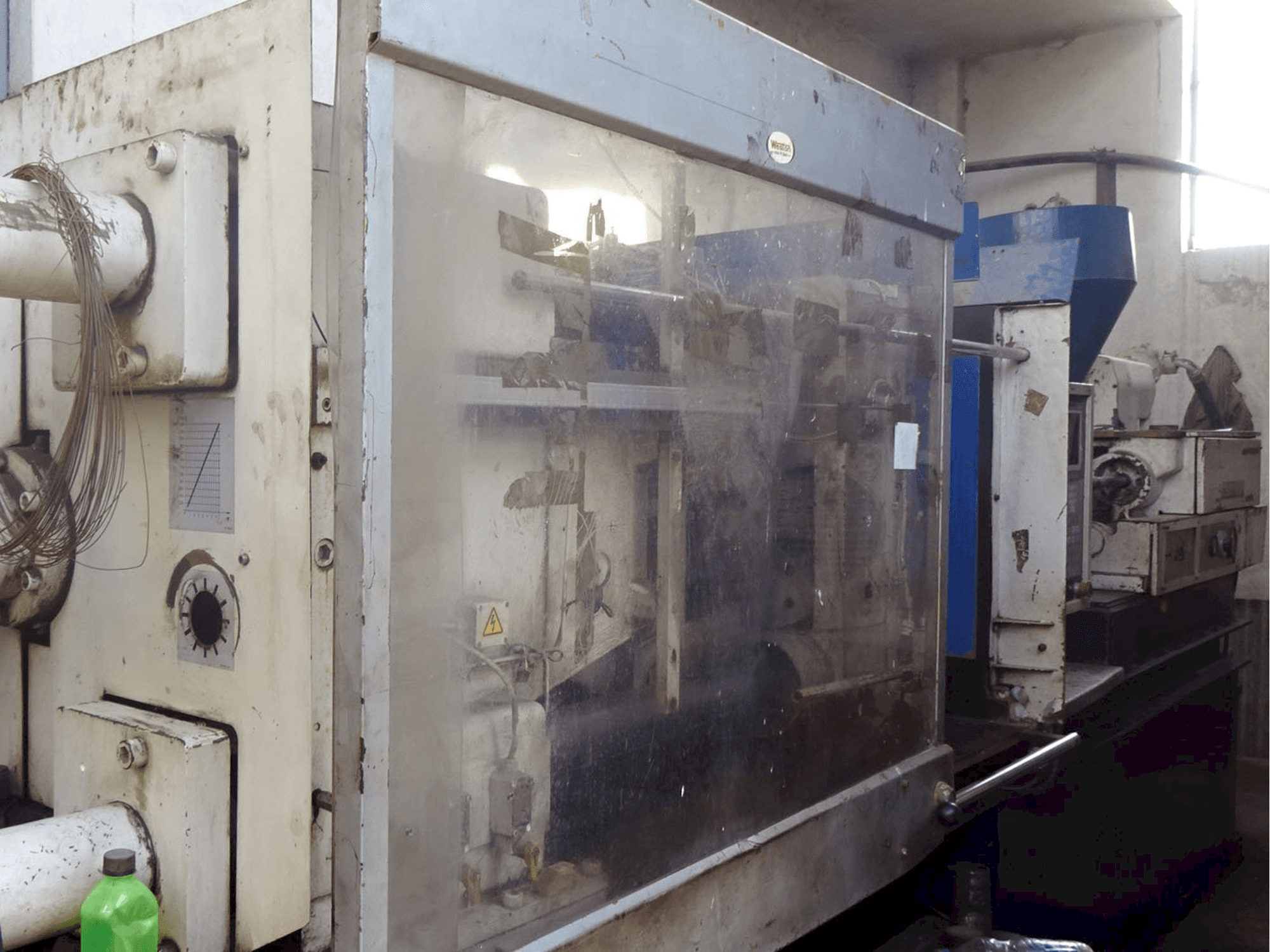 Widok z lewej maszyny DEMAG D240-1990 NC III