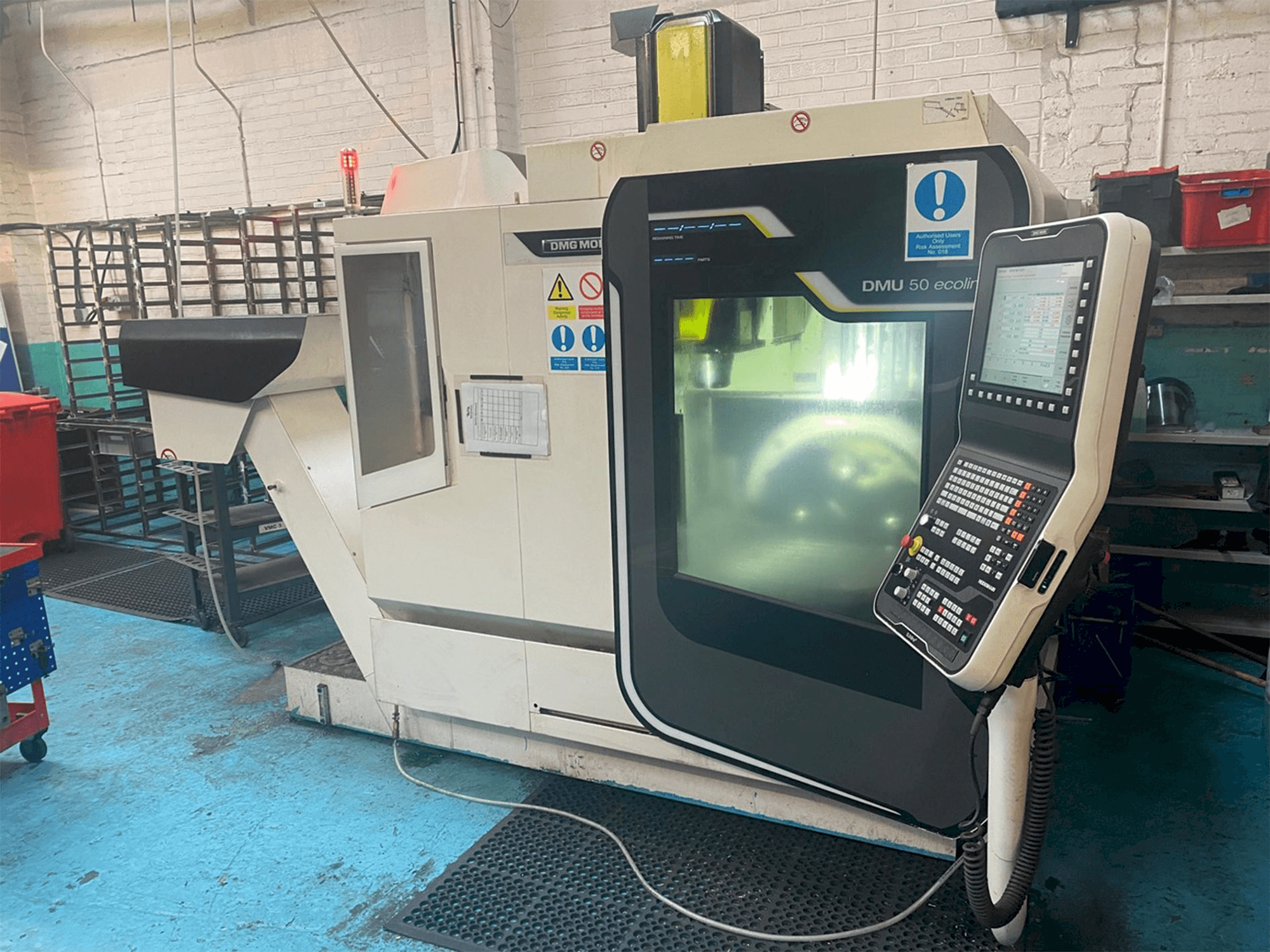 Widok z przodu maszyny DMG DMU Ecoline 50 5 Axis VMC
