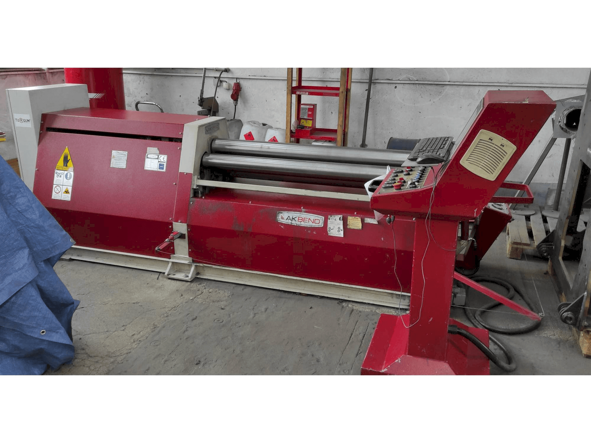 Widok z przodu maszyny AKBEND AHS 15/4-6