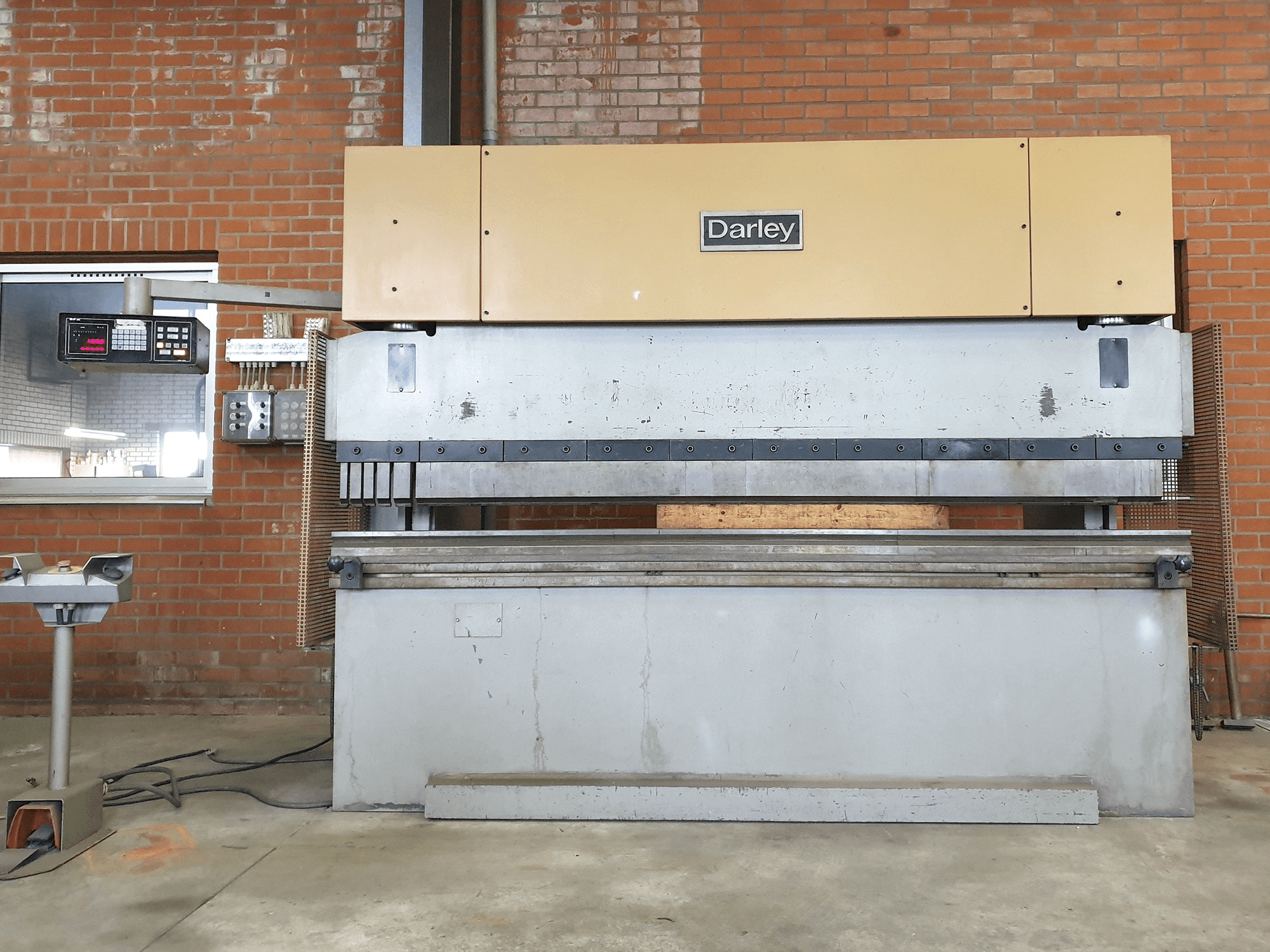 Widok z przodu maszyny Darley EHP 110 31/25