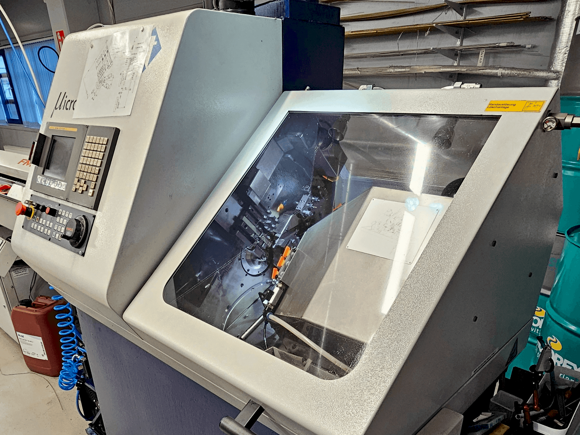 Widok z przodu maszyny TORNOS Micro 8