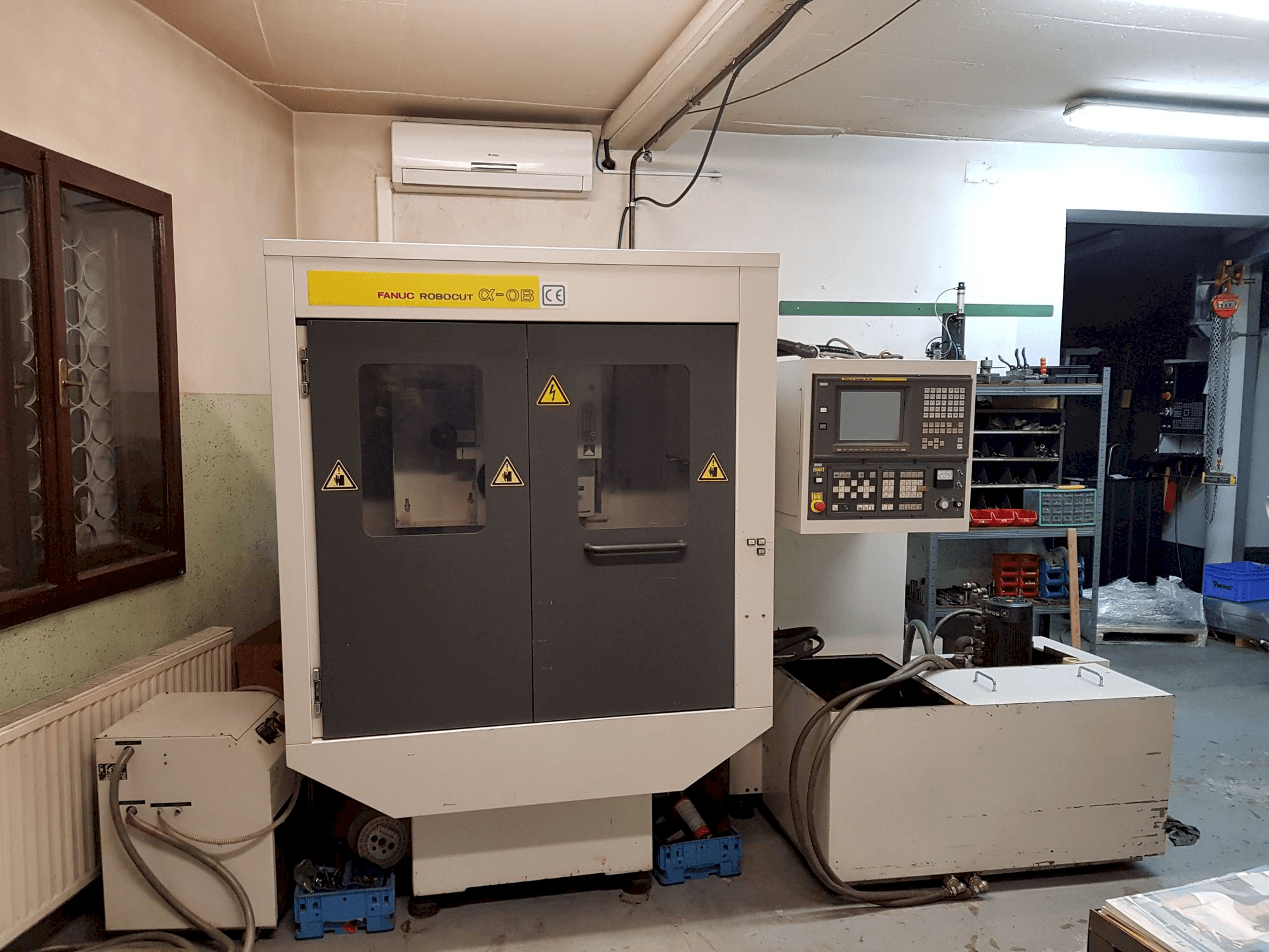 Widok z przodu maszyny FANUC Robocut ALPHA- 0B