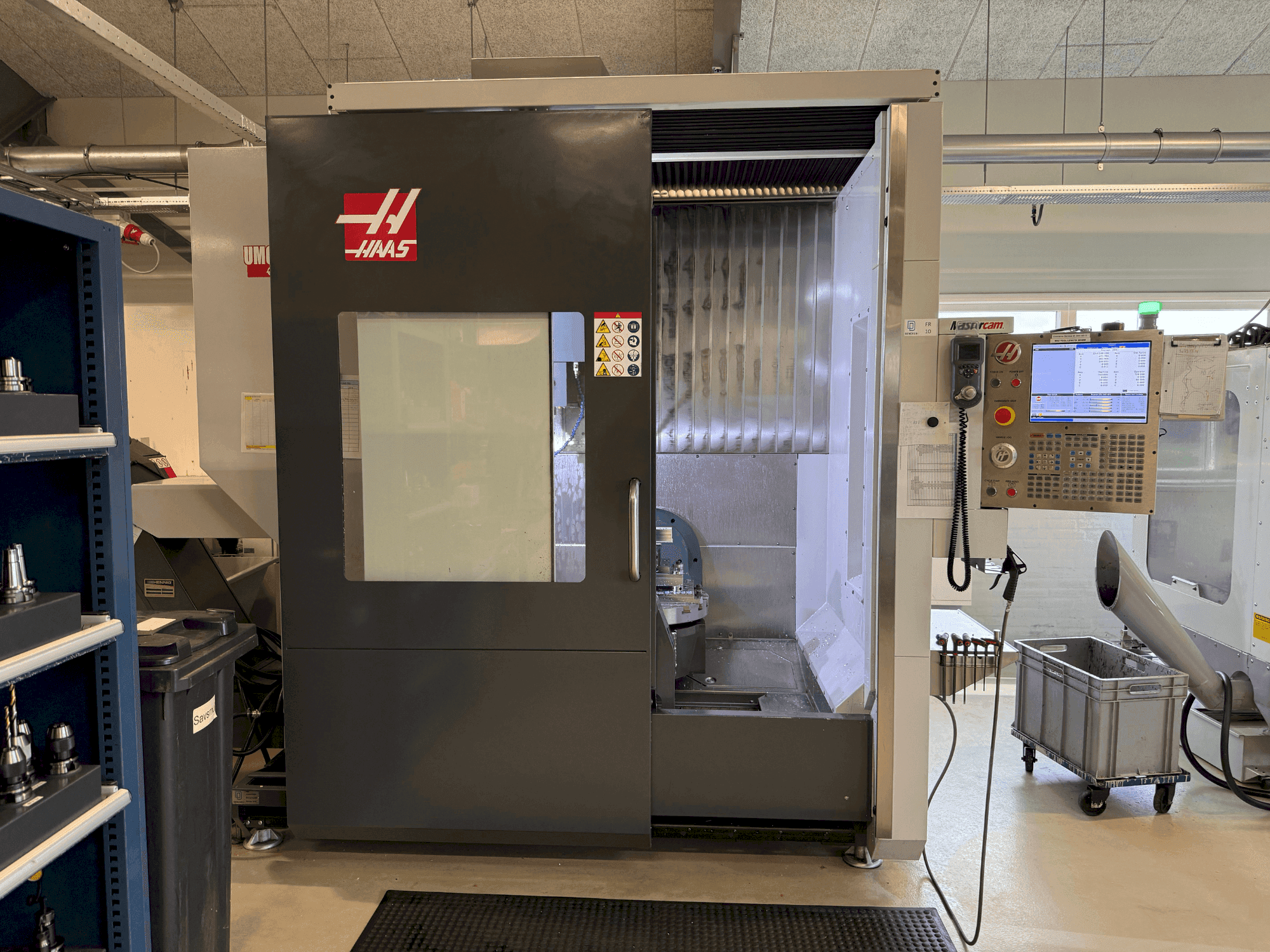 Widok z przodu maszyny HAAS UMC-750