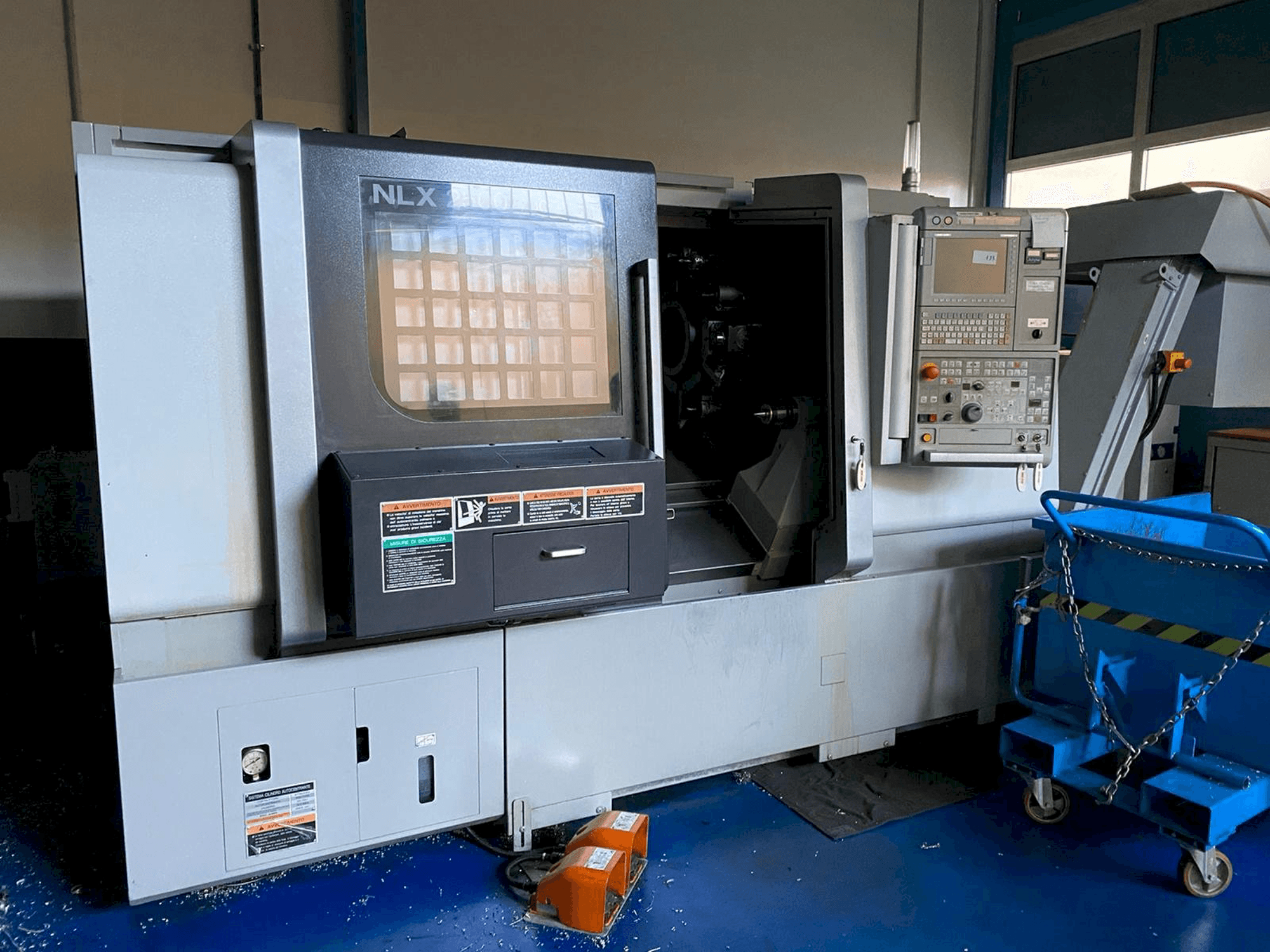 Widok z przodu maszyny MORI SEIKI NLX 2500/MC700