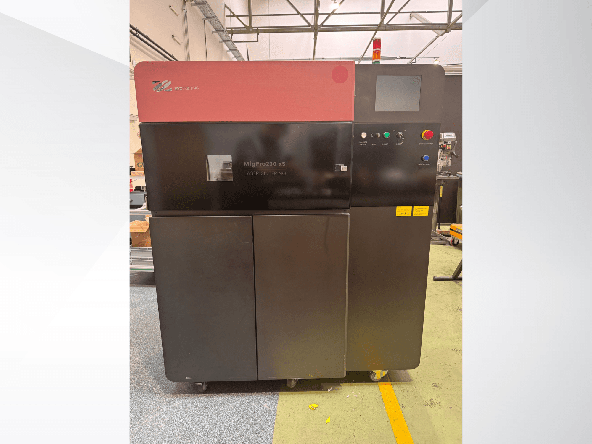 Drukarka 3D do tworzyw sztucznych XYZprinting MfgPro230 xS w widoku z przodu, z panelem sterowania i lampkami ostrzegawczymi.