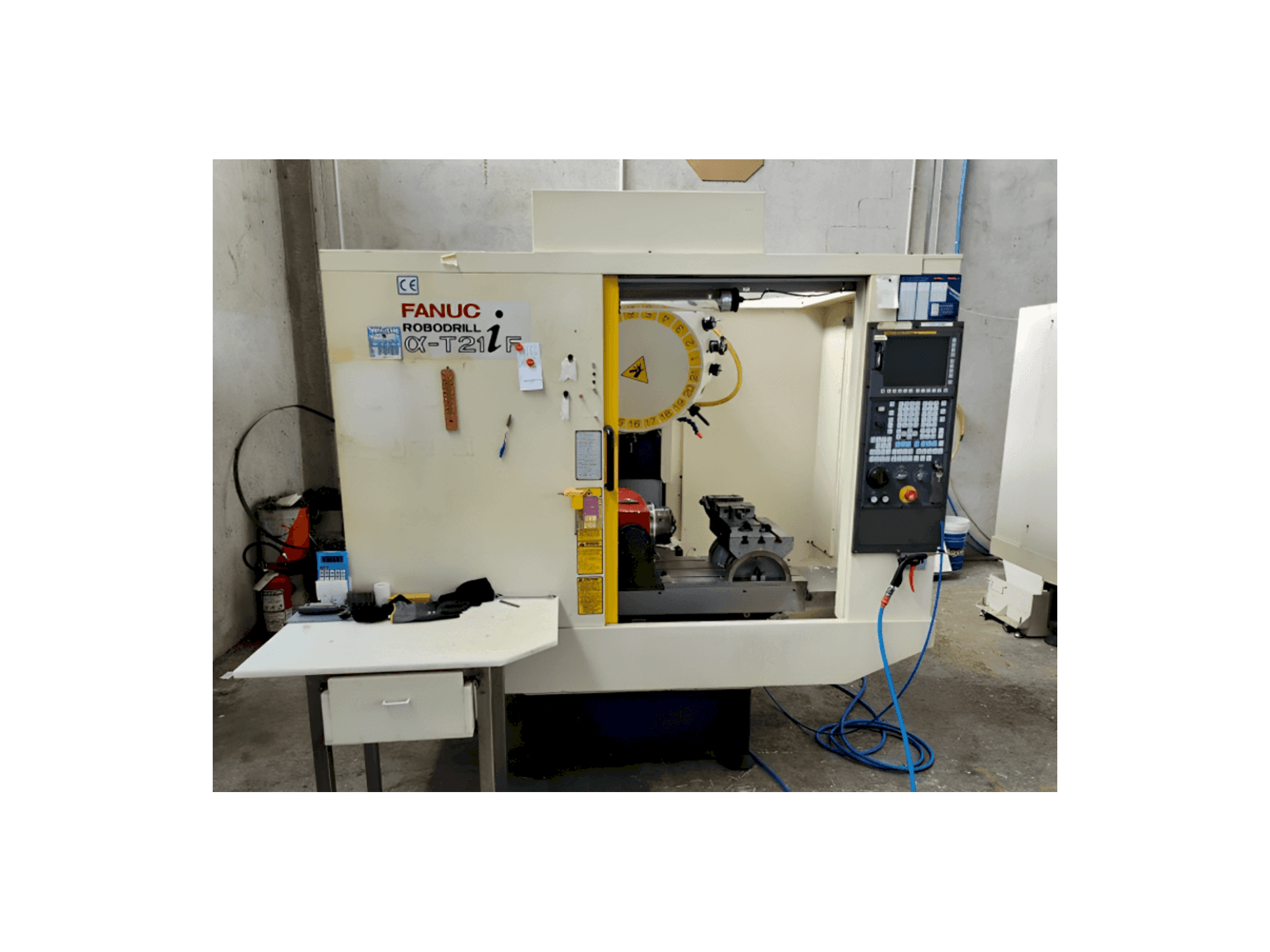 Widok z przodu maszyny FANUC Robodrill Alpha T21iF