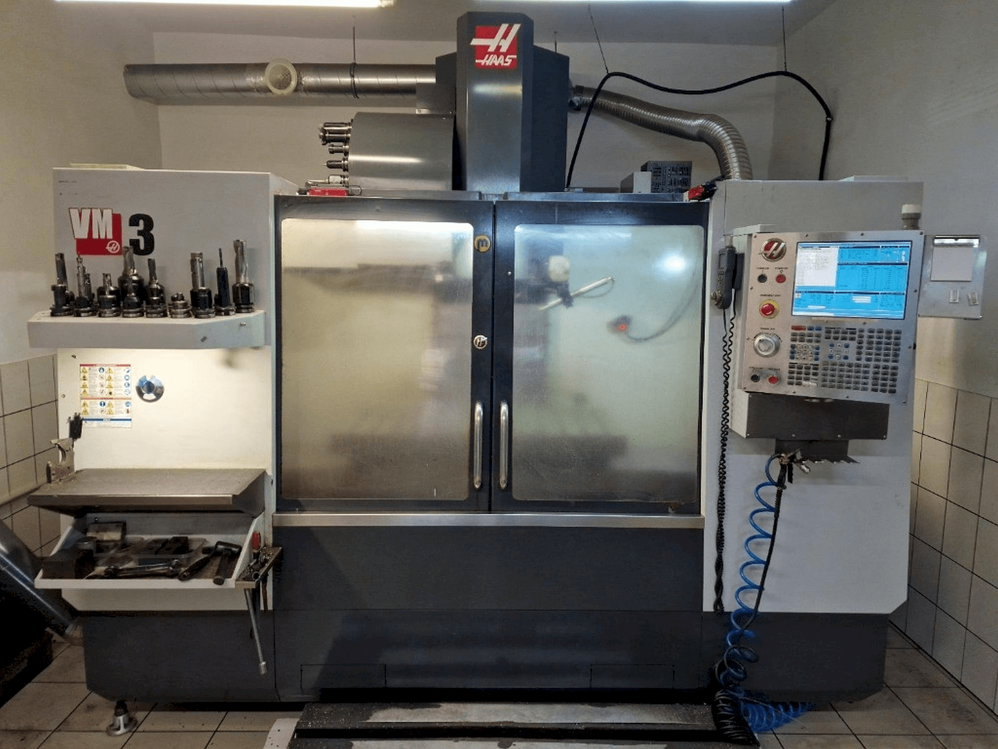 Widok z przodu maszyny HAAS VM-3