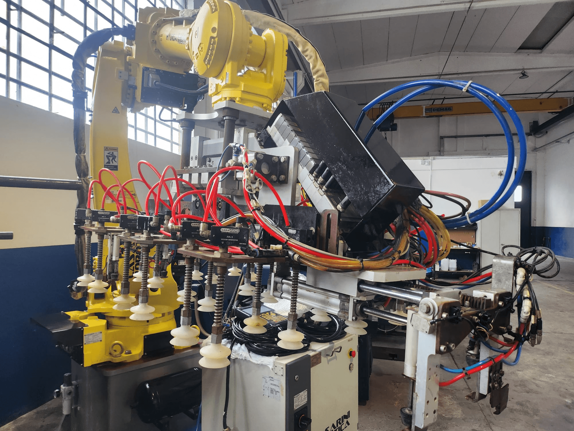 Ramię robota Hyundai Hi 5a-S w widoku z przodu, z wieloma wężami, elementami sterującymi i złożonym układem kabli.