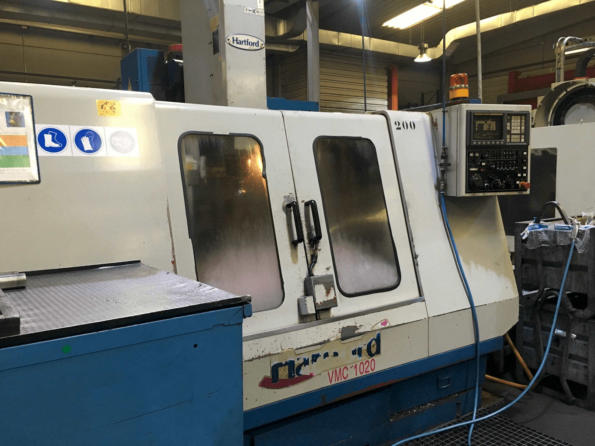 Widok z przodu maszyny Hartford VMC-1020S