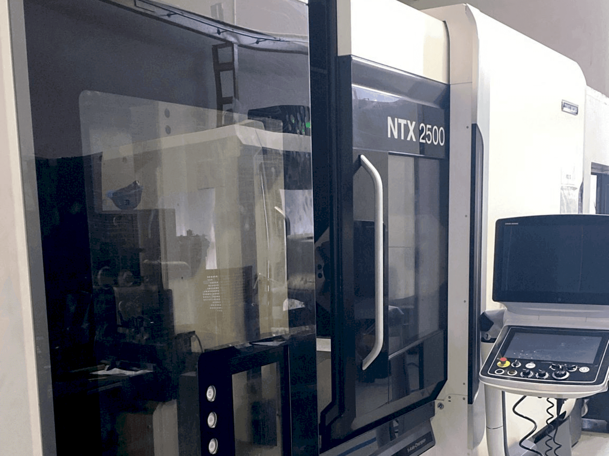Widok z przodu maszyny DMG MORI NTX2500 / 1500