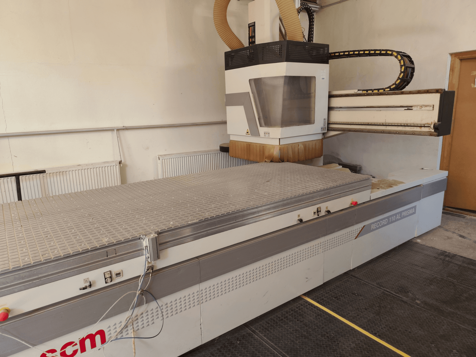 Centrum obróbki drewna CNC SCM Record 110AL – widok z boku ukazujący duży stół roboczy i głowicę frezującą.