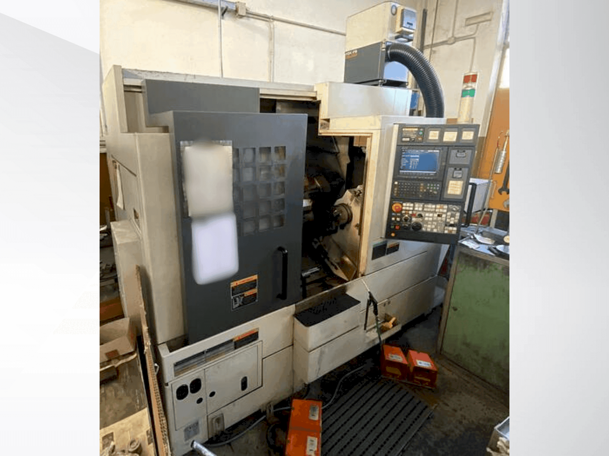 Widok z przodu maszyny MORI SEIKI NL 2000 SY