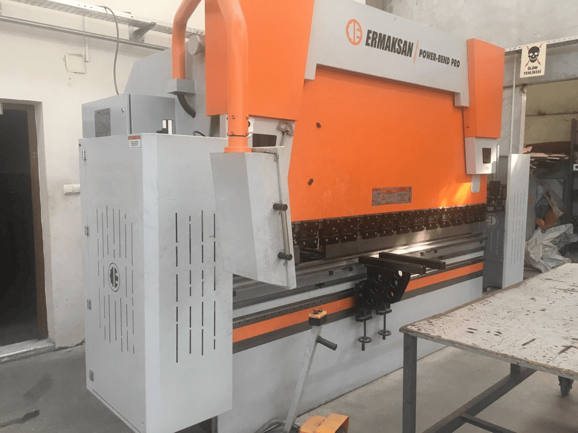 Widok z przodu maszyny ERMAKSAN Power-Bend Pro 3100x135