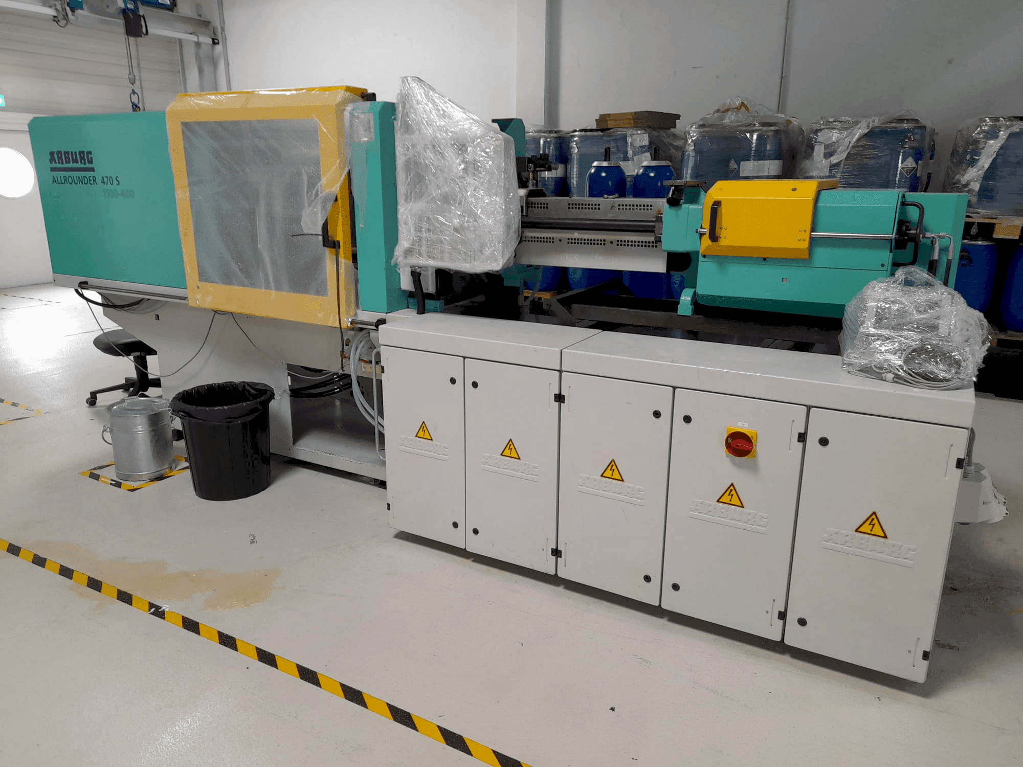 Widok z przodu maszyny Arburg Allrounder 470S 1100-400 with Multilift handling (2010)