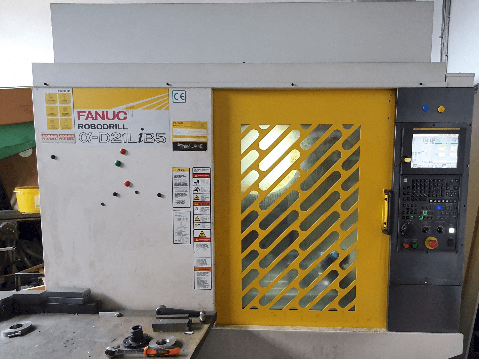 Widok z przodu maszyny FANUC ROBODRILL Alpha-D21LiB5