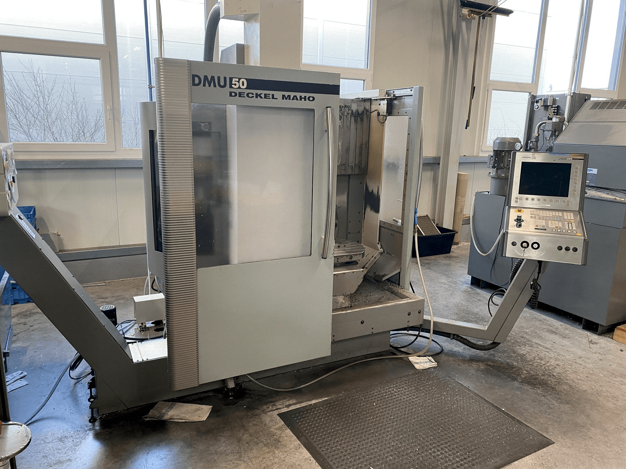 Widok z przodu maszyny DECKEL MAHO DMU 50