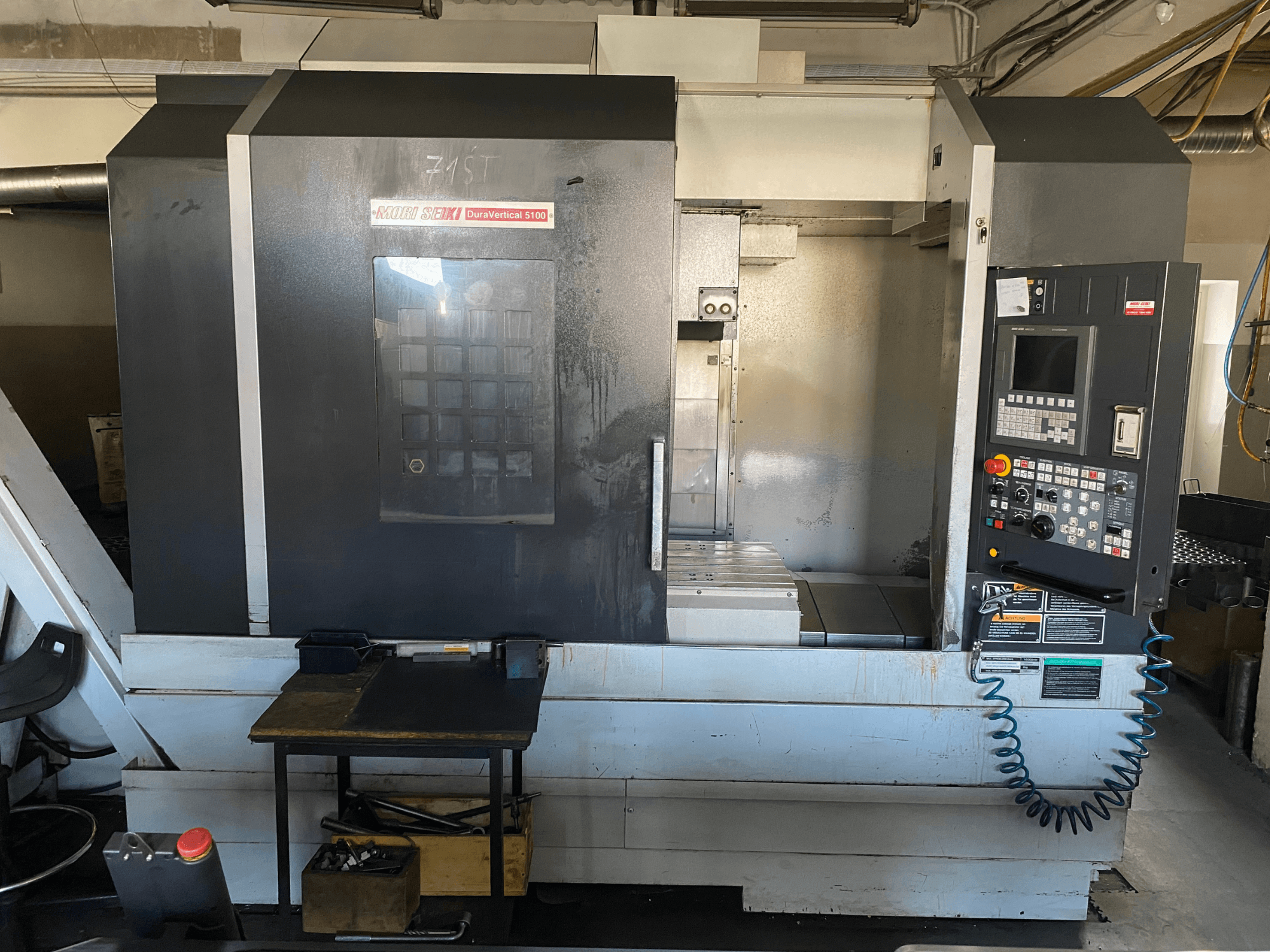 MORI SEIKI DuraVertical 5100 widziany z przodu, z widocznym panelem sterowania, obszarem roboczym i szczegółami maszyny.