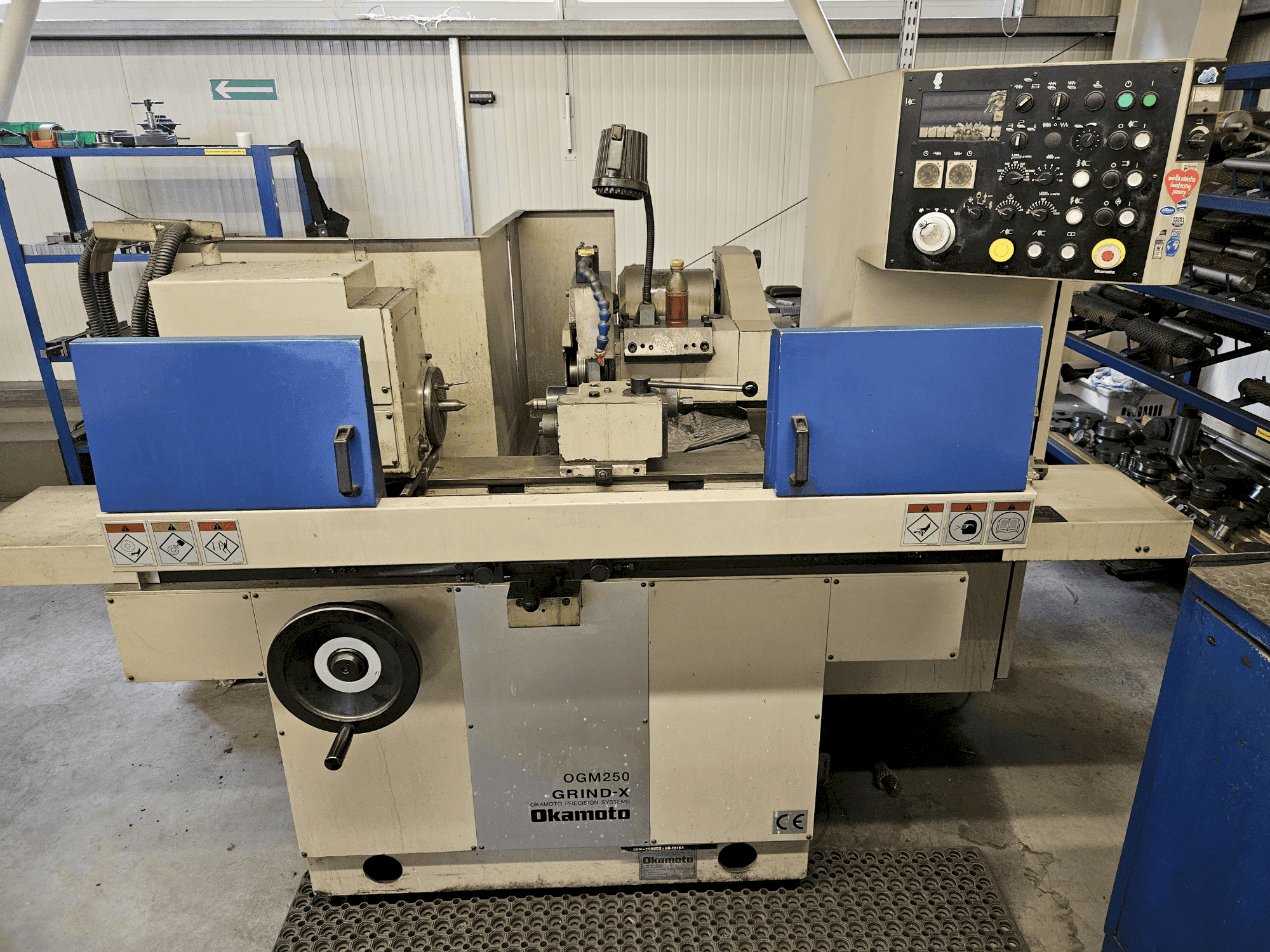Widok z przodu maszyny OKAMOTO OGM 250UDX GRIND-X
