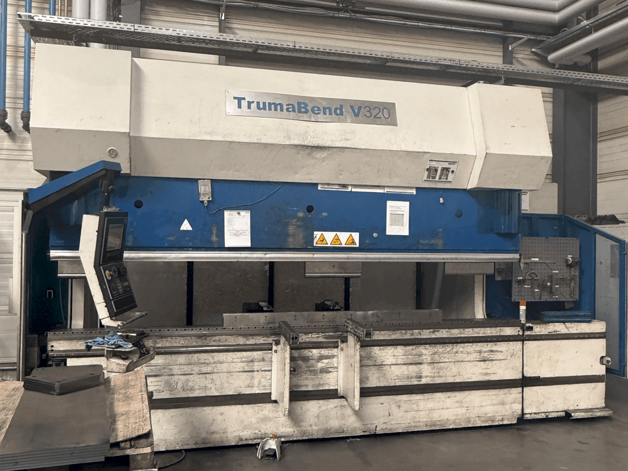 Widok z przodu maszyny TRUMPF TrumaBend V320