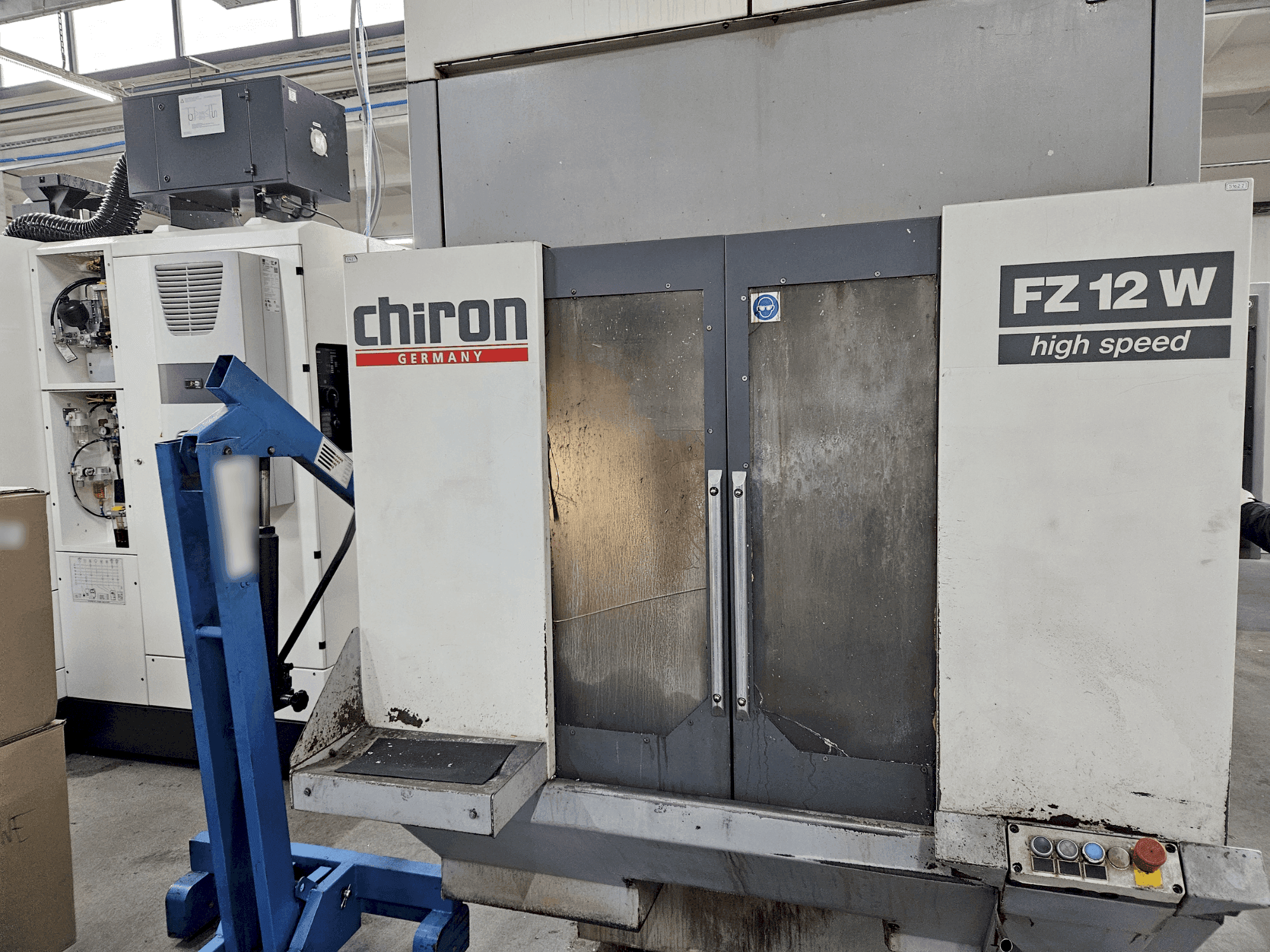 Widok z przodu maszyny CHIRON FZ12 W