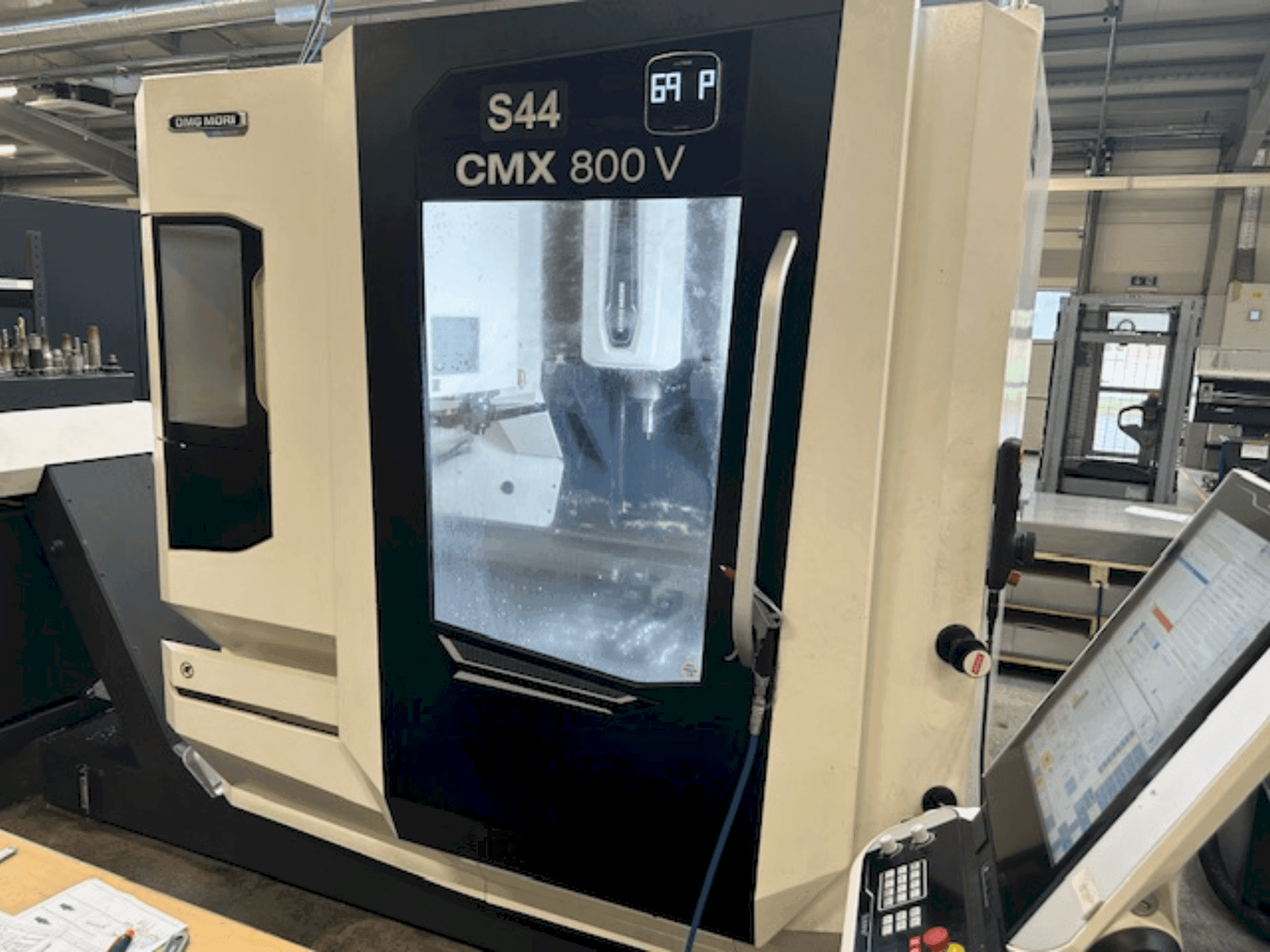 Widok z przodu maszyny DMG MORI CMX 800 V