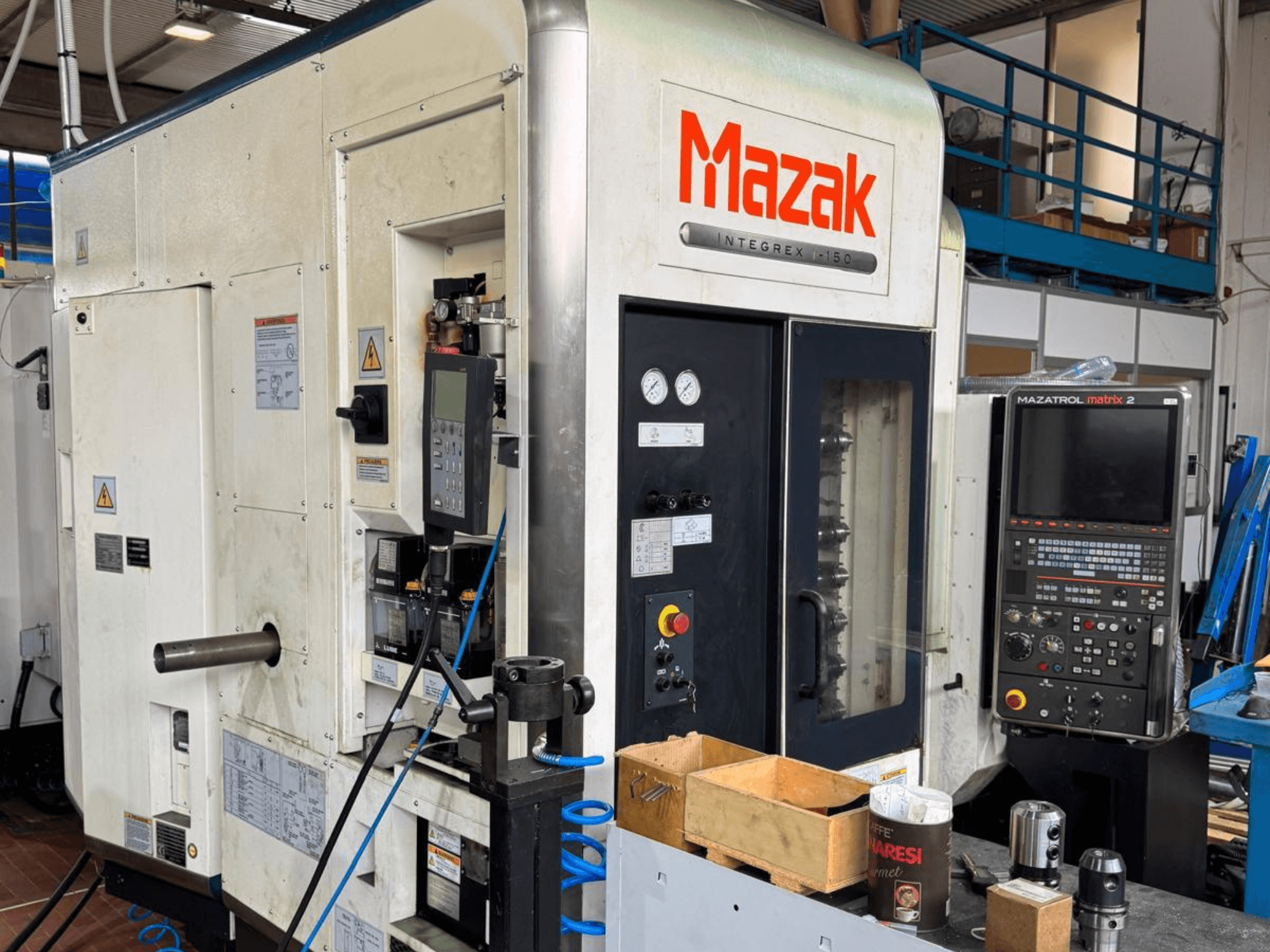 Maszyna CNC Mazak Integrex I-150, widok z przodu; posiada panel sterowania, uchwyt narzędziowy i wskaźniki operacyjne.