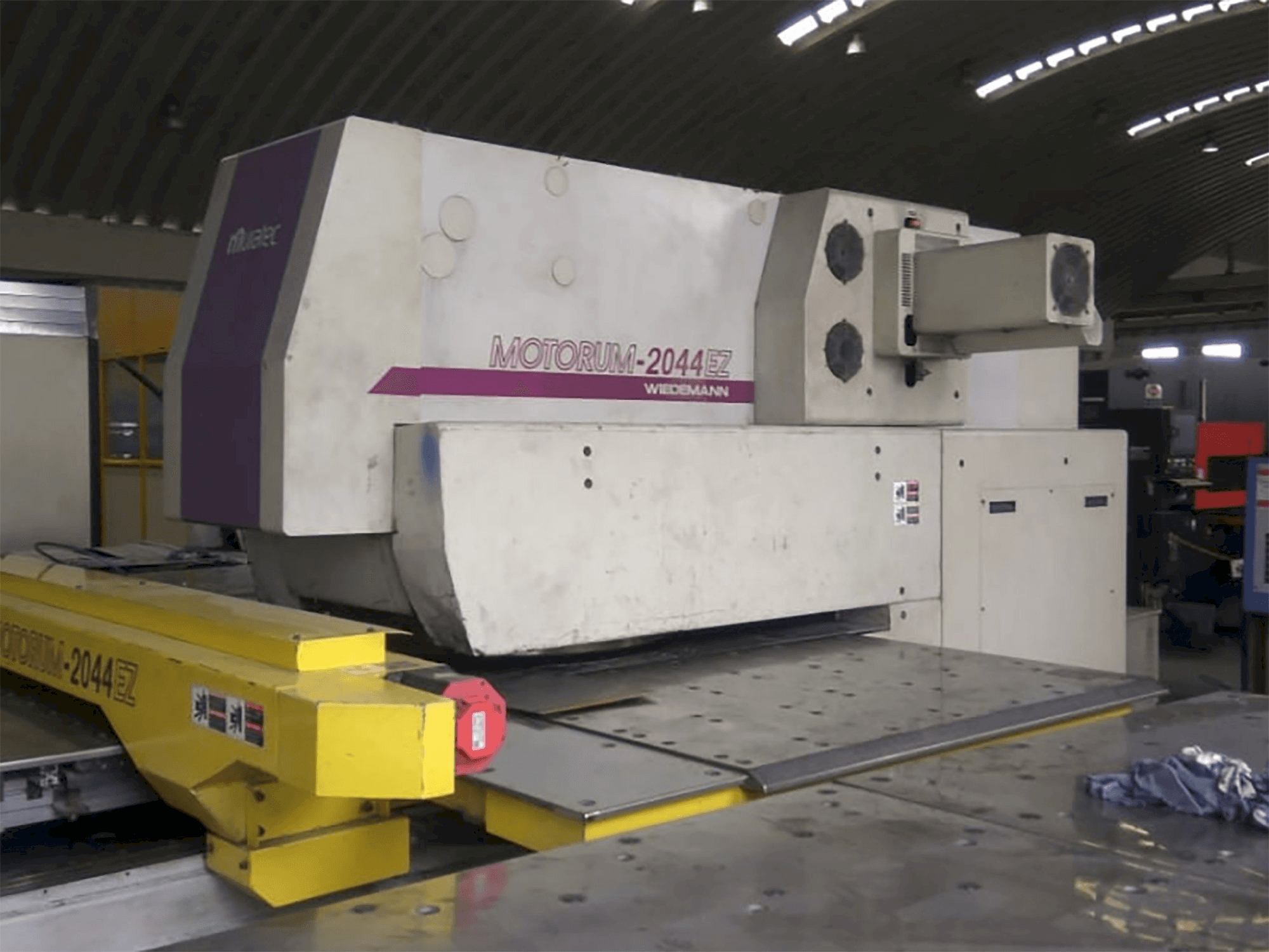 Widok z przodu maszyny Muratec M-2044 EZ