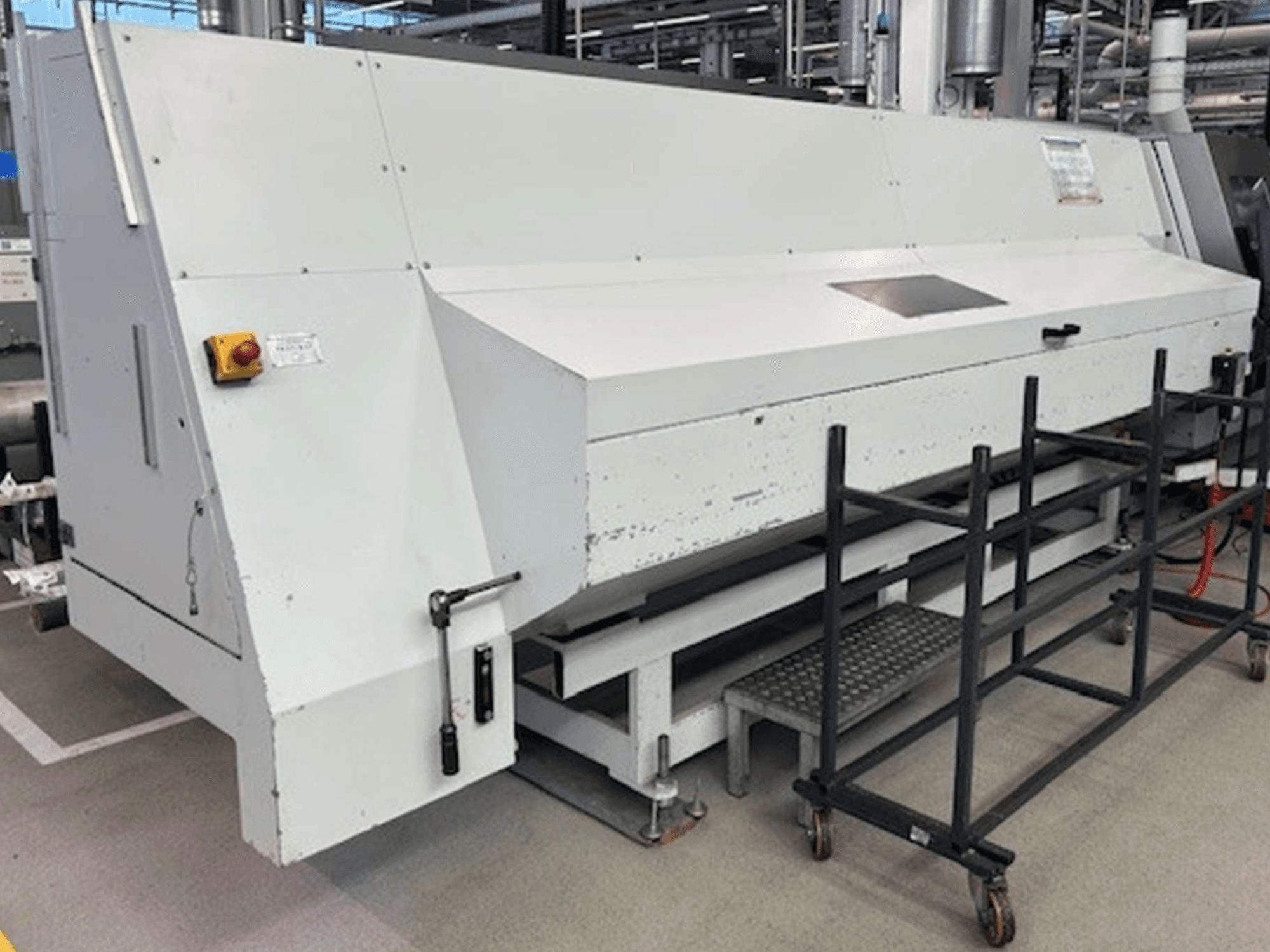 Centrum frezarskie Index G 200 RATIO LINE w widoku z boku, z białym korpusem i przyciskami bezpieczeństwa do obsługi.