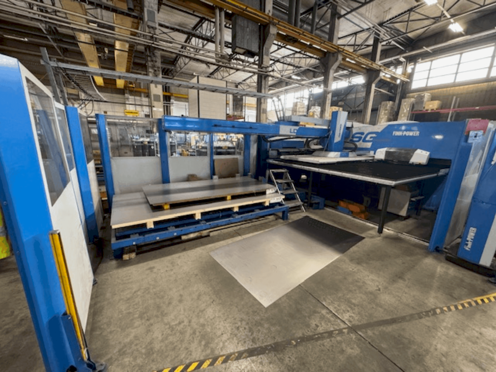 Widok z przodu maszyny Finn-Power SG-6