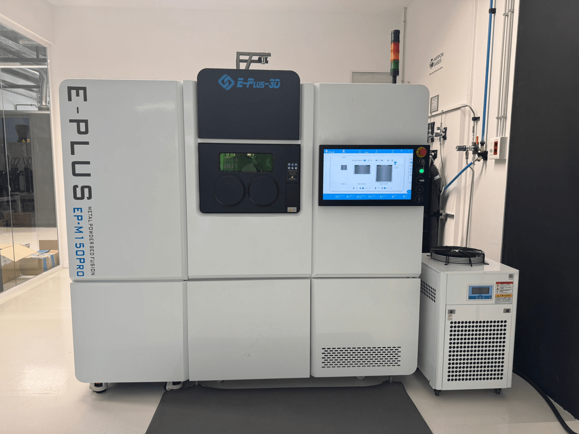 Drukarka 3D do tworzyw sztucznych Eplus3D EP-M150Pro - widok z przodu z ekranem dotykowym i jednostką chłodzącą w czystym, dobrze oświetlonym miejscu pracy.