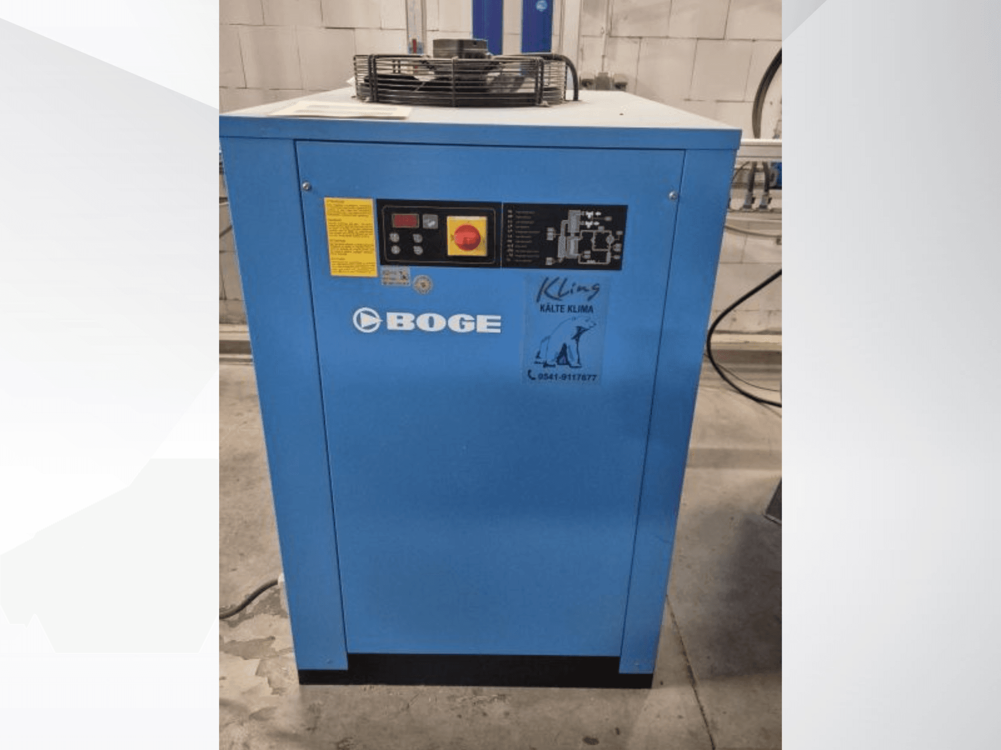 Widok z przodu BOGE S 111-4, niebieskiej przemysłowej jednostki chłodzącej z panelem sterowania i etykietami ostrzegawczymi.