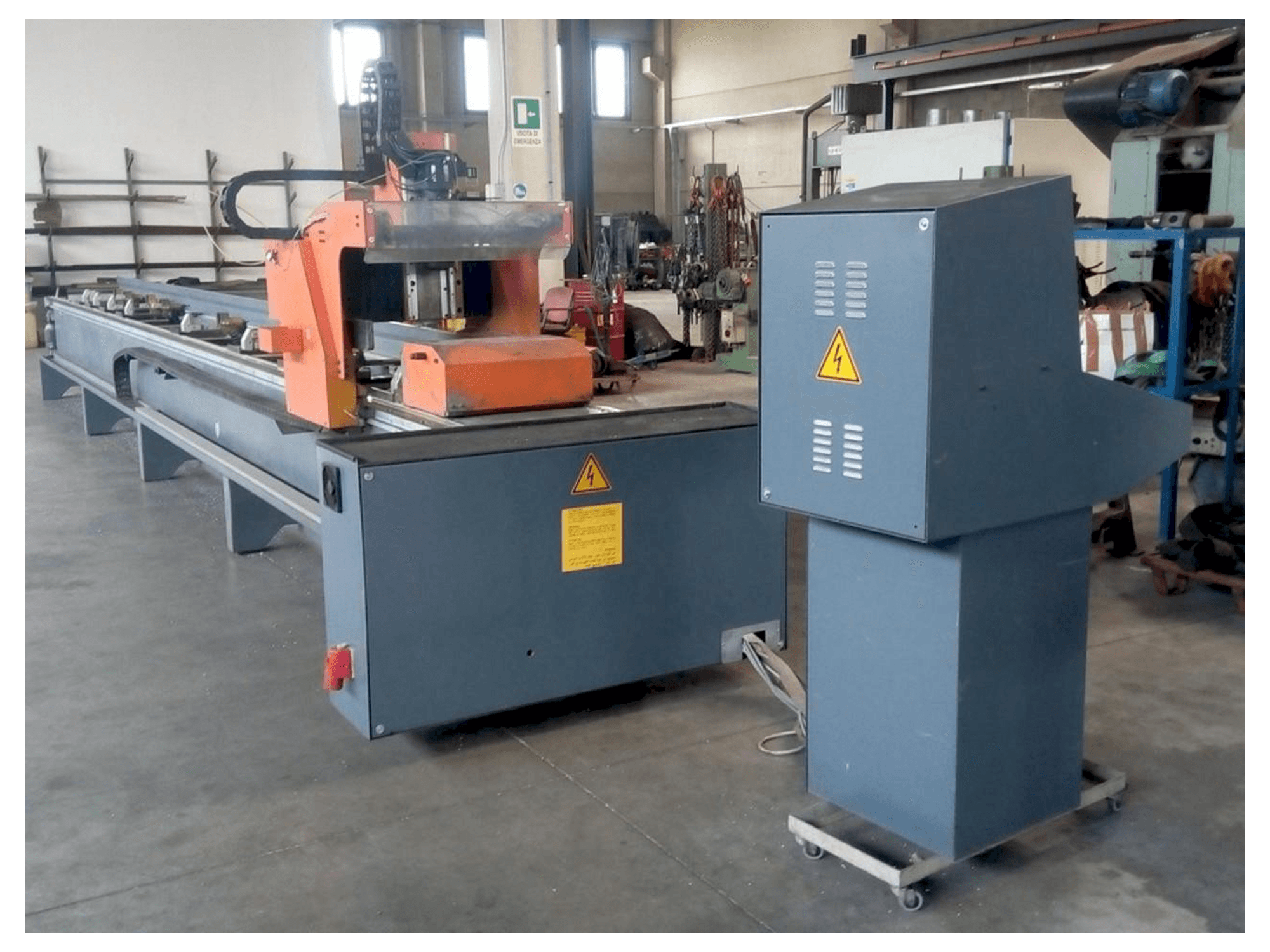 Widok z przodu maszyny Tekna UT 426/3