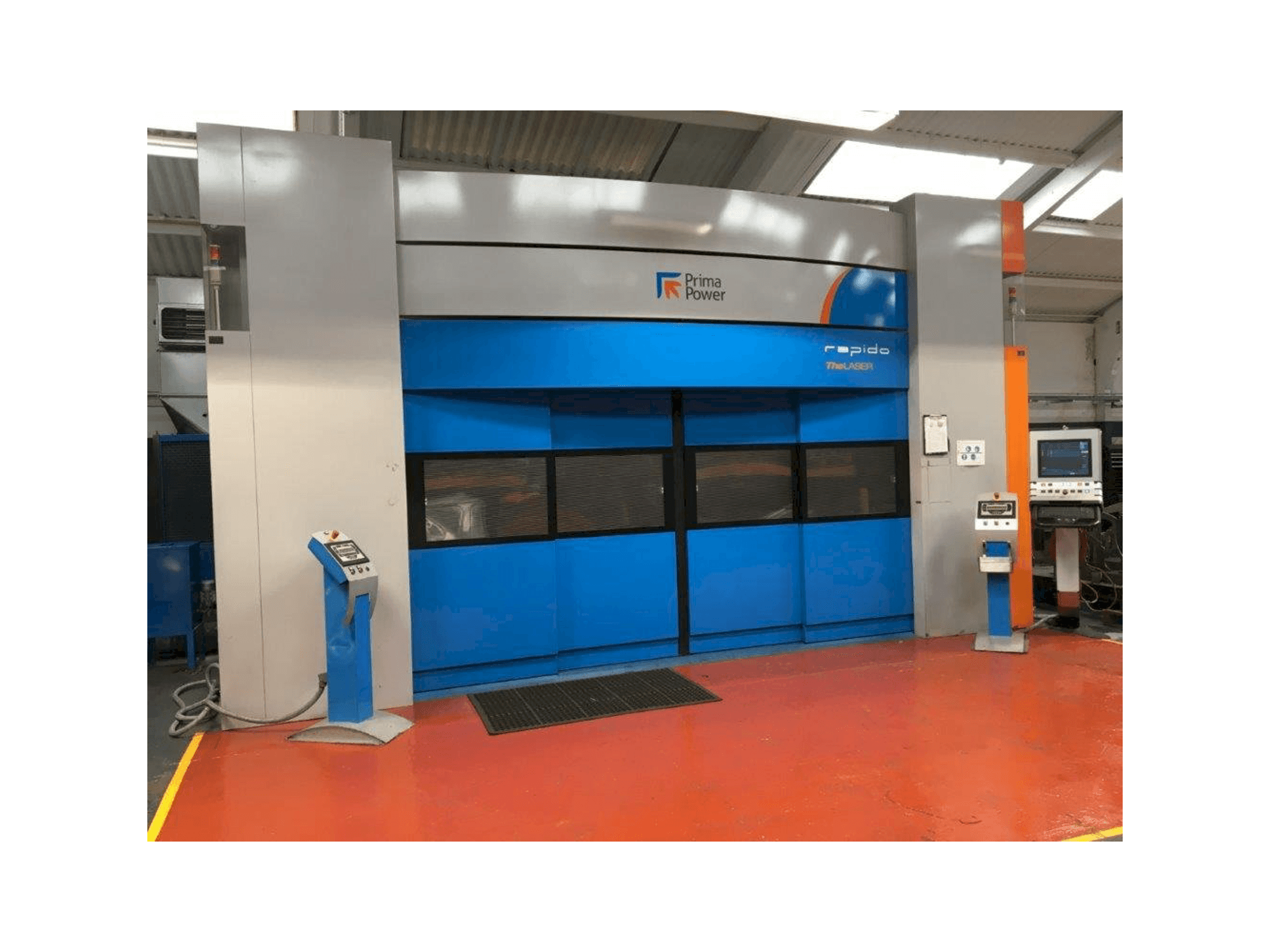 Widok z przodu maszyny Prima Power RAPIDO CP 4000