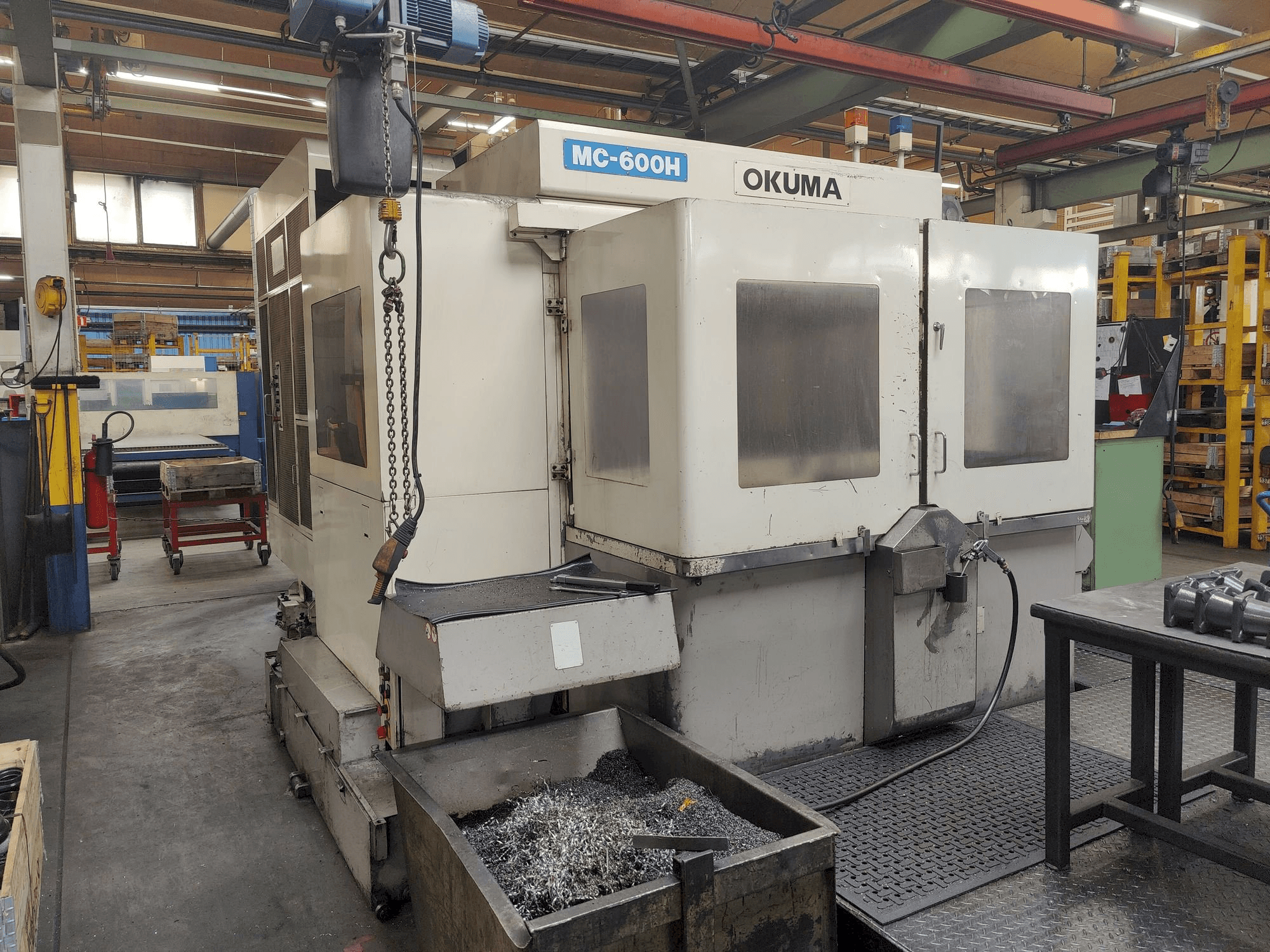 Widok z przodu maszyny Okuma MC-600 H