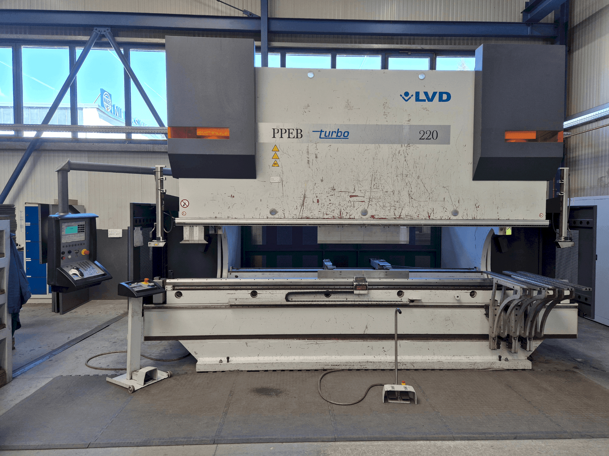 Widok z przodu maszyny LVD PPEB 220/40