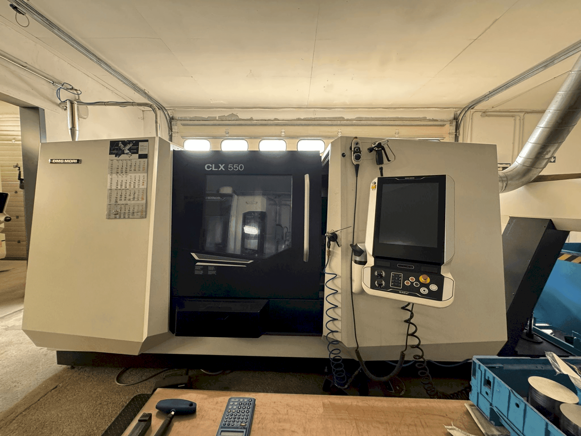Widok z przodu maszyny DMG MORI CLX 550 V6