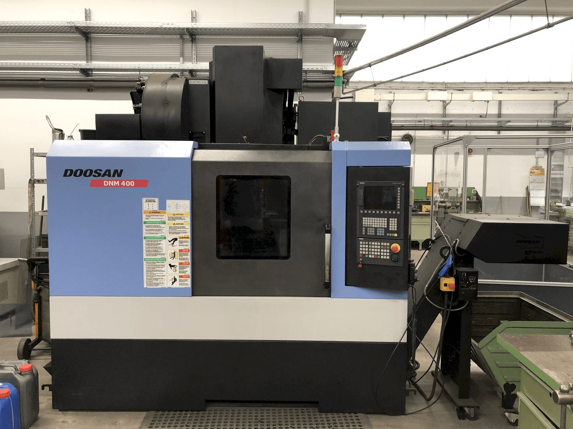 Widok z przodu maszyny Doosan DNM 400