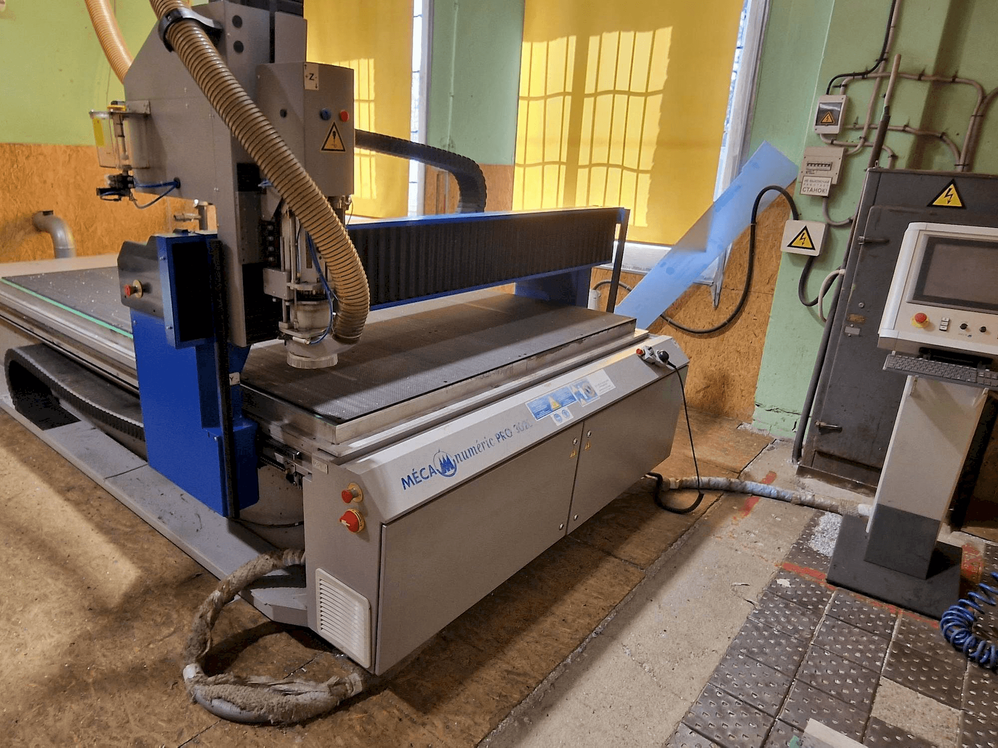 Widok z przodu maszyny MECANUMERIC MECAPRO 3020