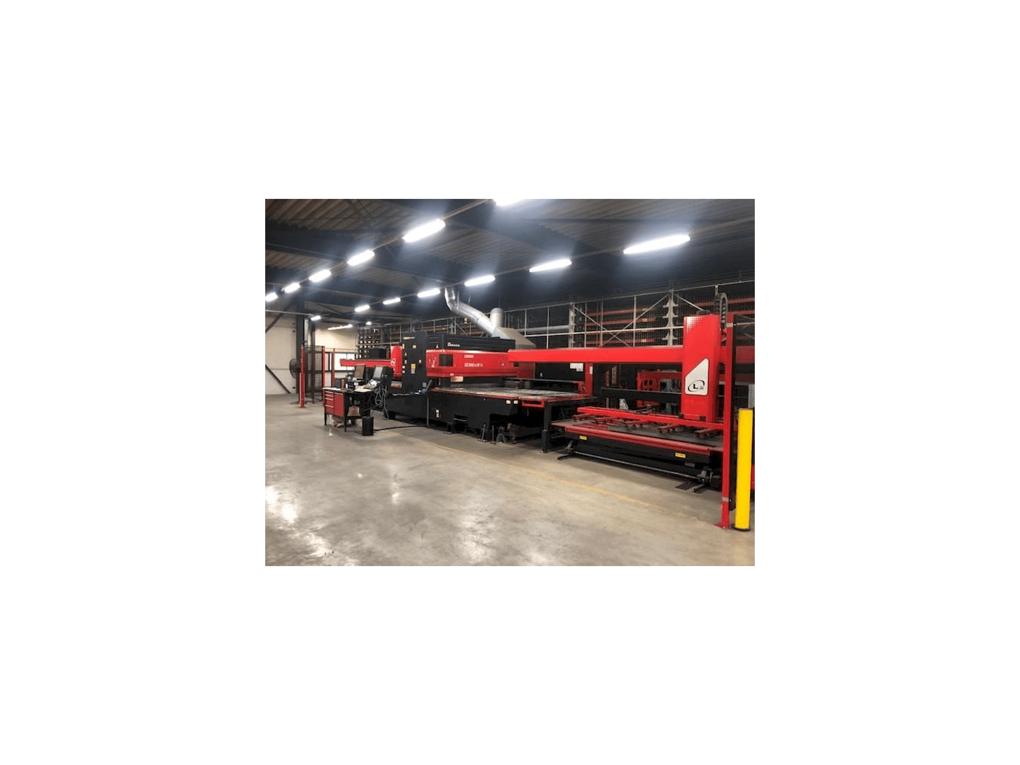 Widok z przodu maszyny AMADA LC 2415 Alpha IV NT