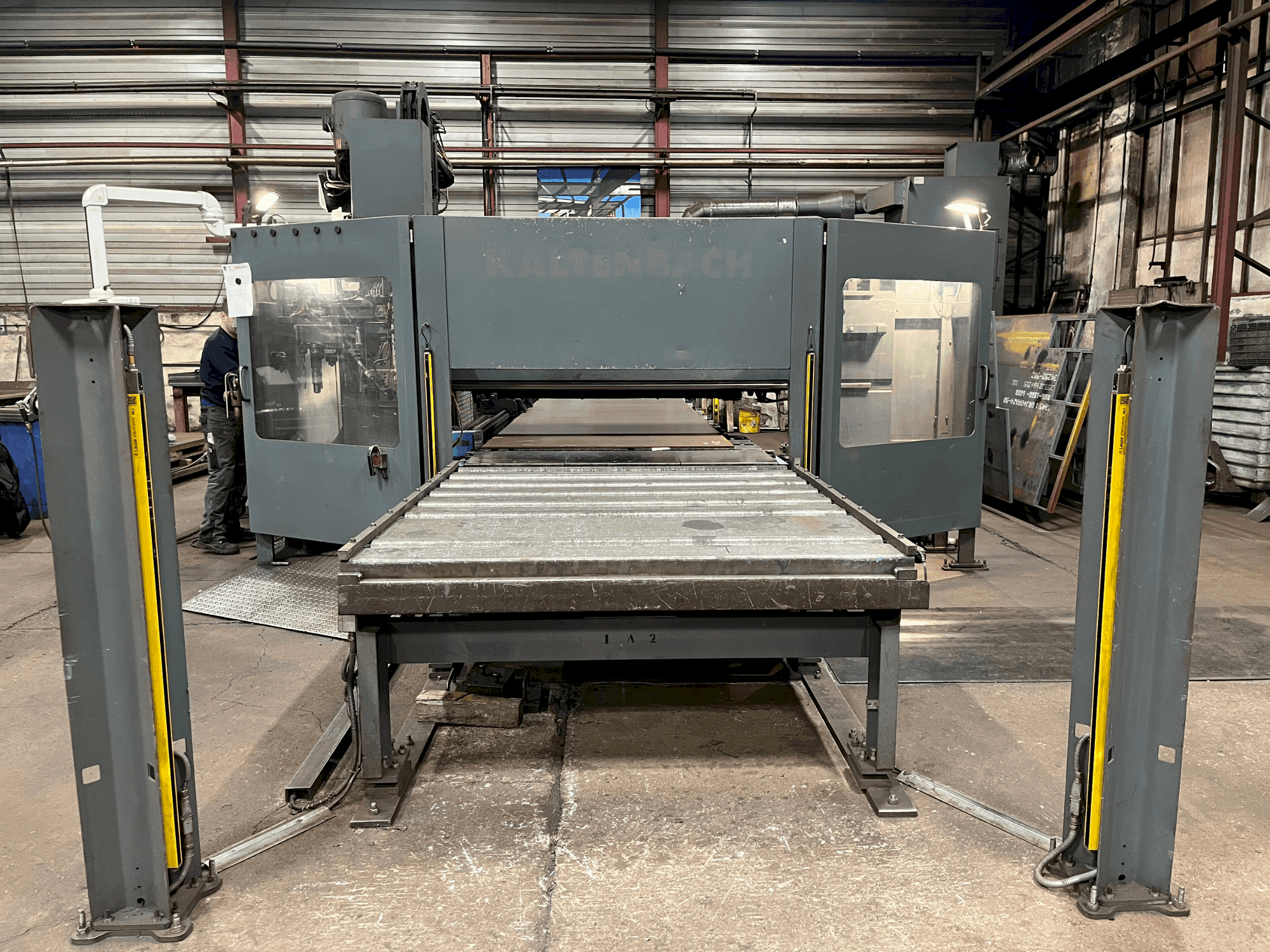 Widok z przodu maszyny KALTENBACH KF 1606