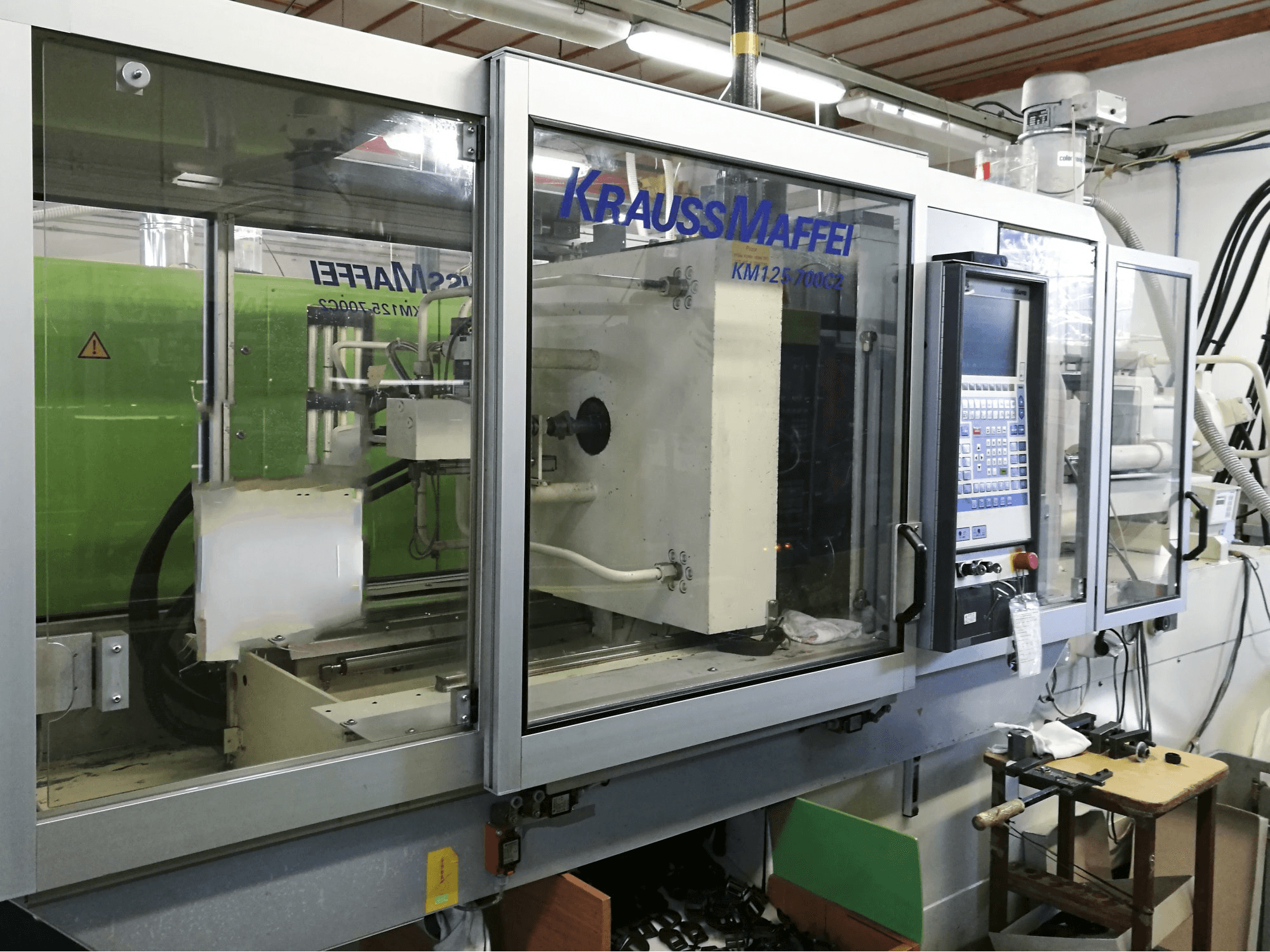 Widok z lewej maszyny Krauss Maffei 125-700 C2