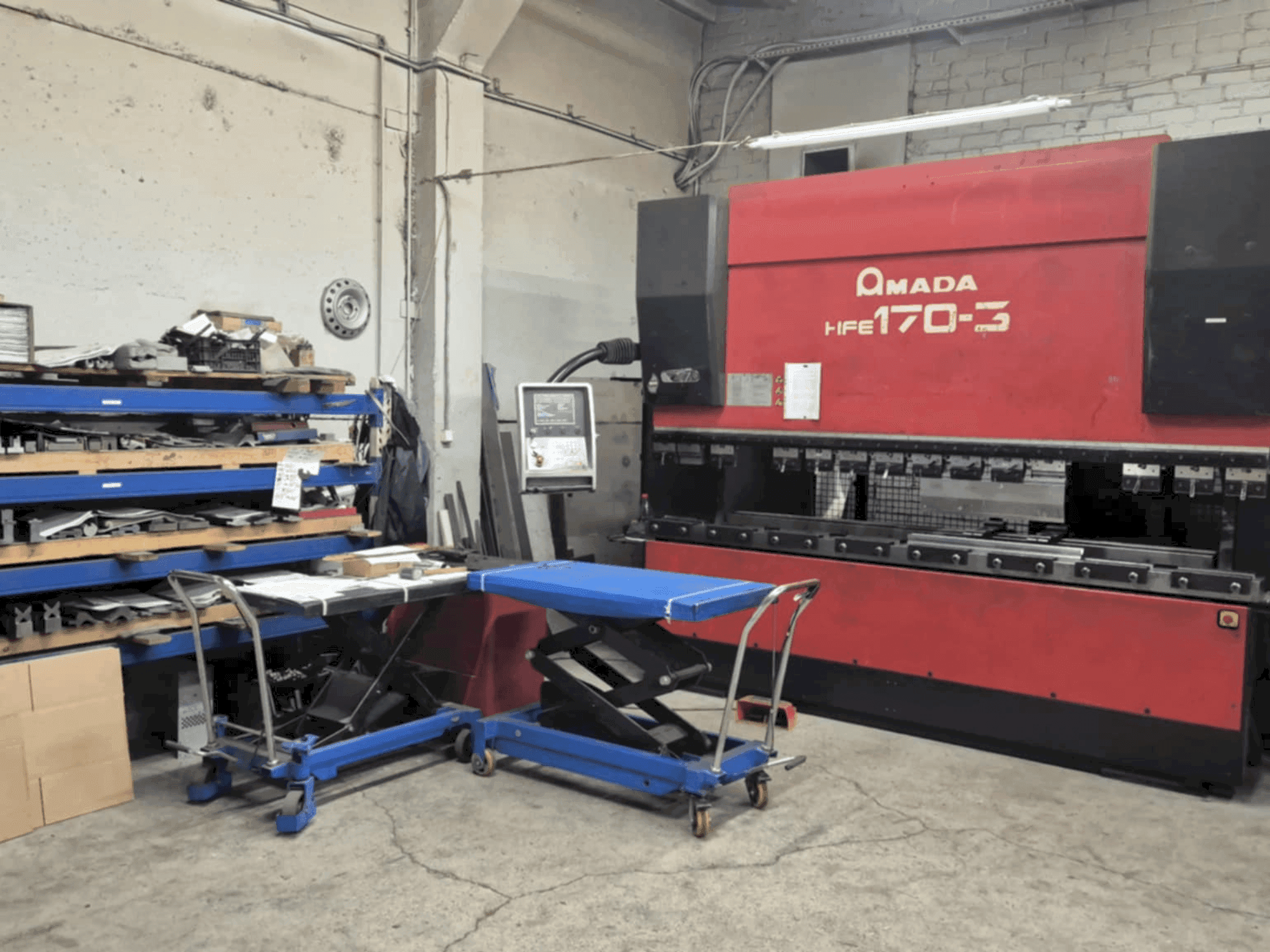 Widok z przodu maszyny AMADA HFE 170-3