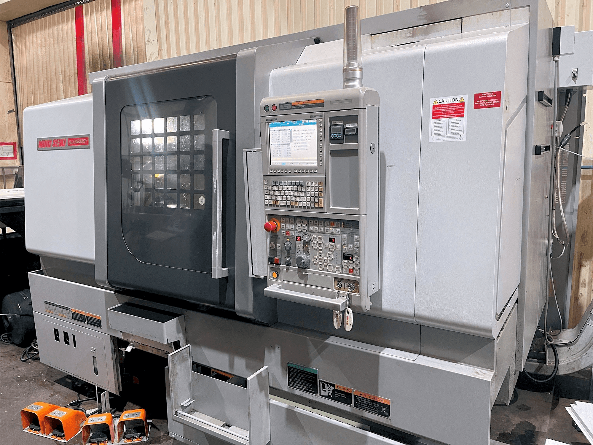 Widok z przodu maszyny MORI SEIKI NL X2500SY/700