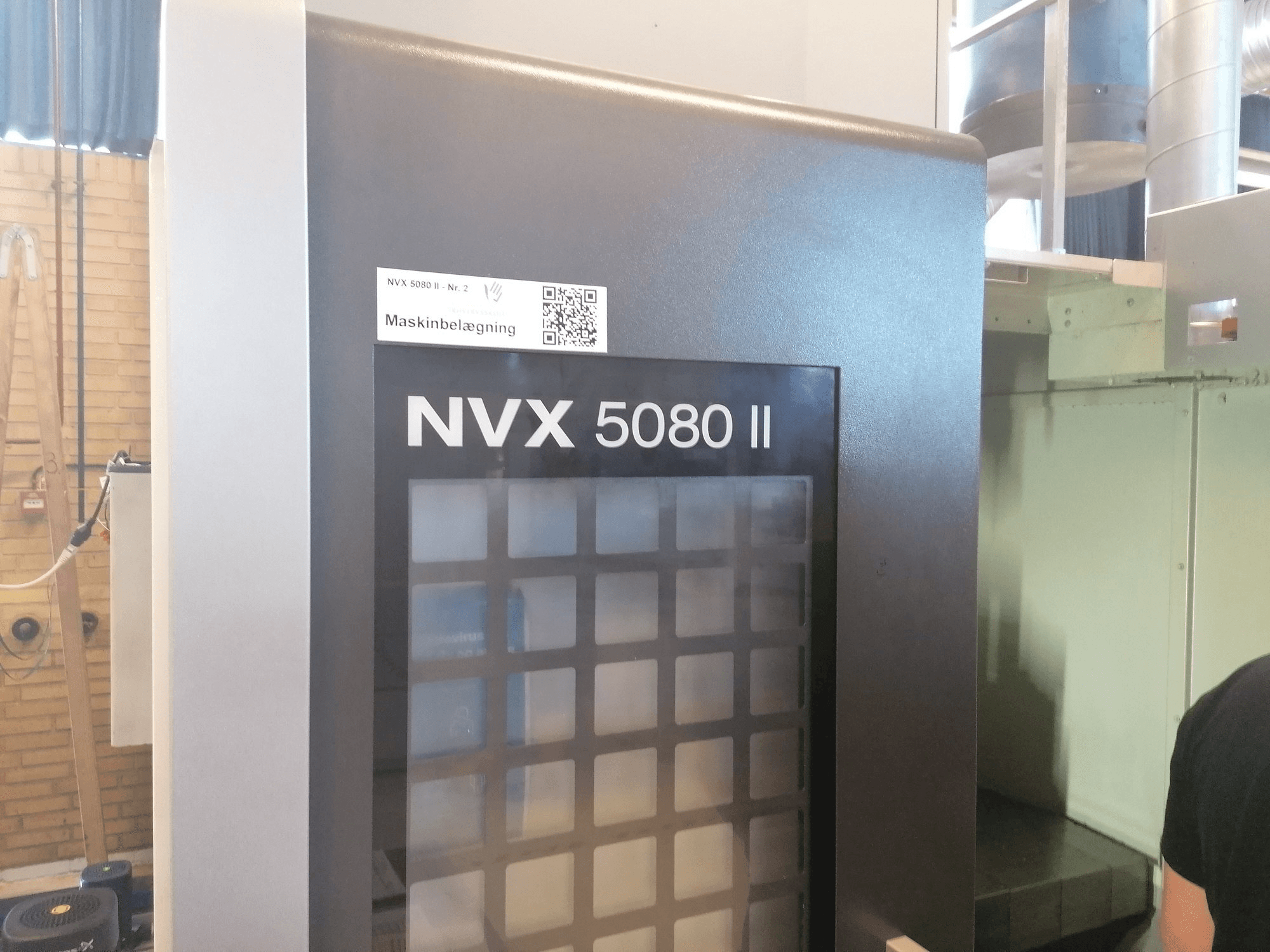 Widok z lewej maszyny DMG MORI NVX 5080II